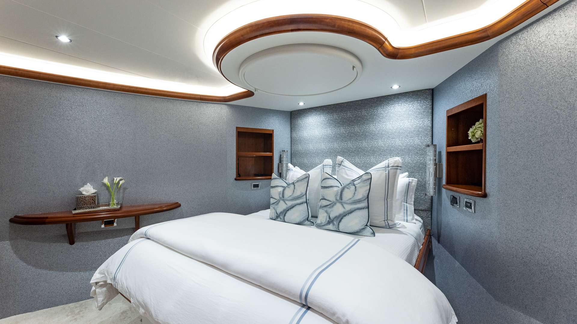 NO SHORTCUTS Yacht Charter - VIP Queen Stateroom