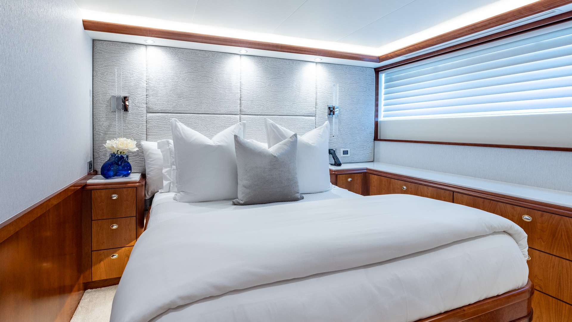 NO SHORTCUTS Yacht Charter - Port Queen Stateroom