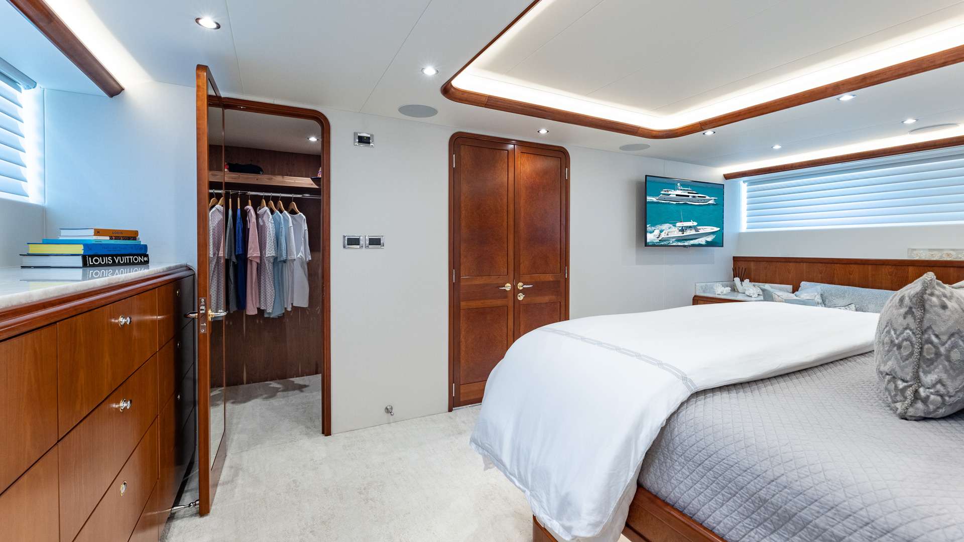 NO SHORTCUTS Yacht Charter - Master King Stateroom