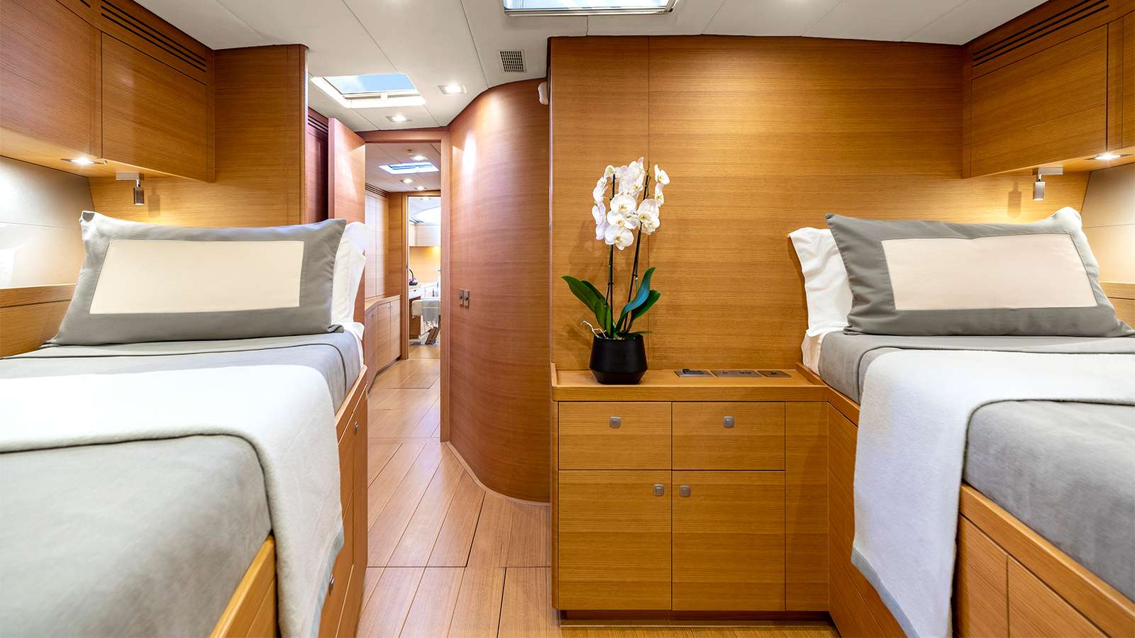 BLACK LION Yacht Charter - Forward cabin