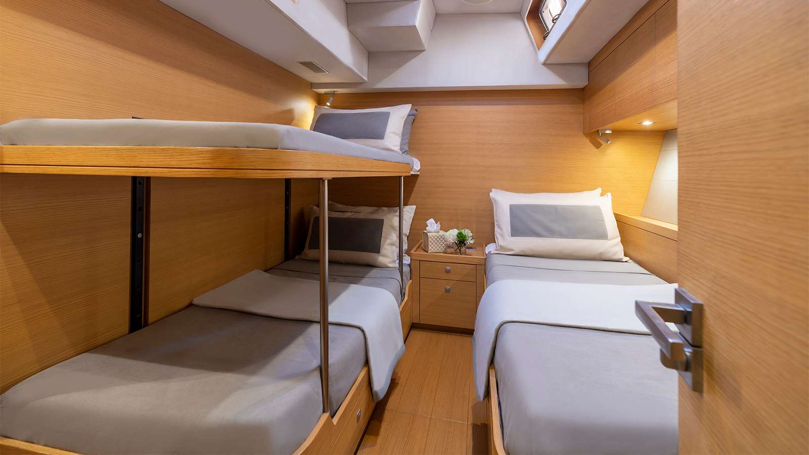 BLACK LION Yacht Charter - Twin cabin with pullman bed