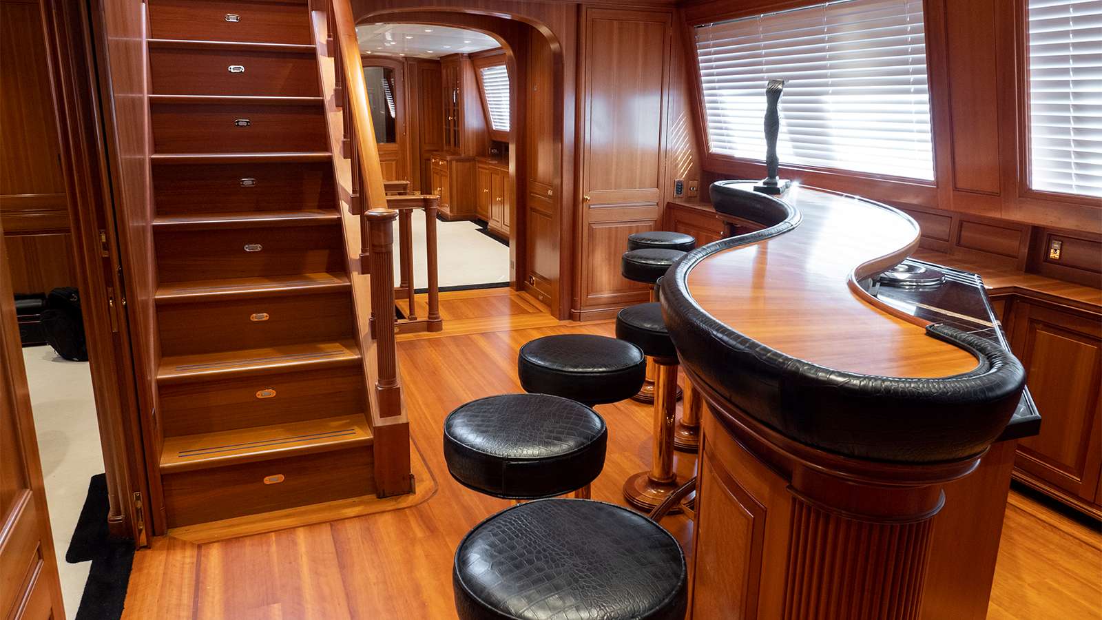 ALMYRA II Yacht Charter - Main deck - Bar lounge