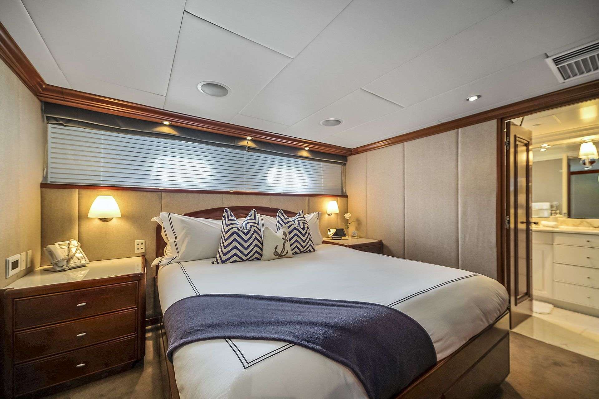ARTEMIS Yacht Charter - Guest Stateroom 1