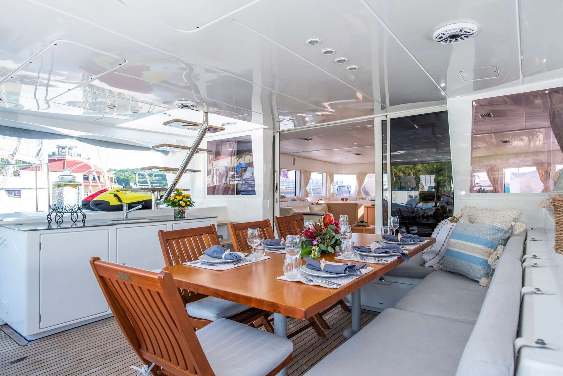 Sip Sip Yacht Charter - Al fresco dining and indoor/outdoor living