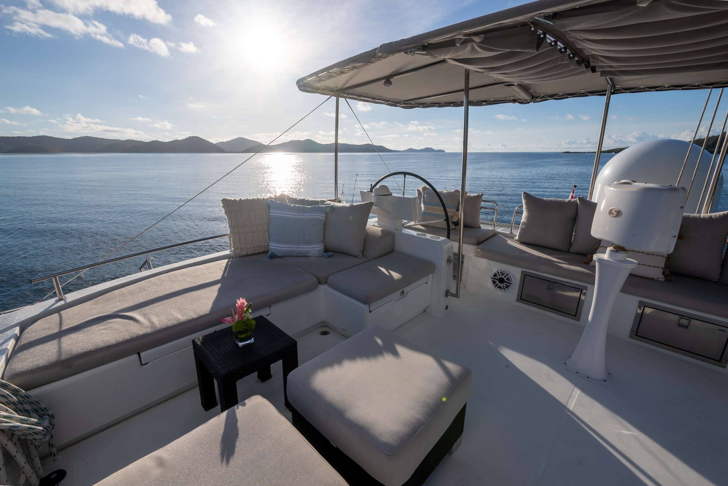 Sip Sip Yacht Charter - Large flybridge with plenty of seating and 360 degree views