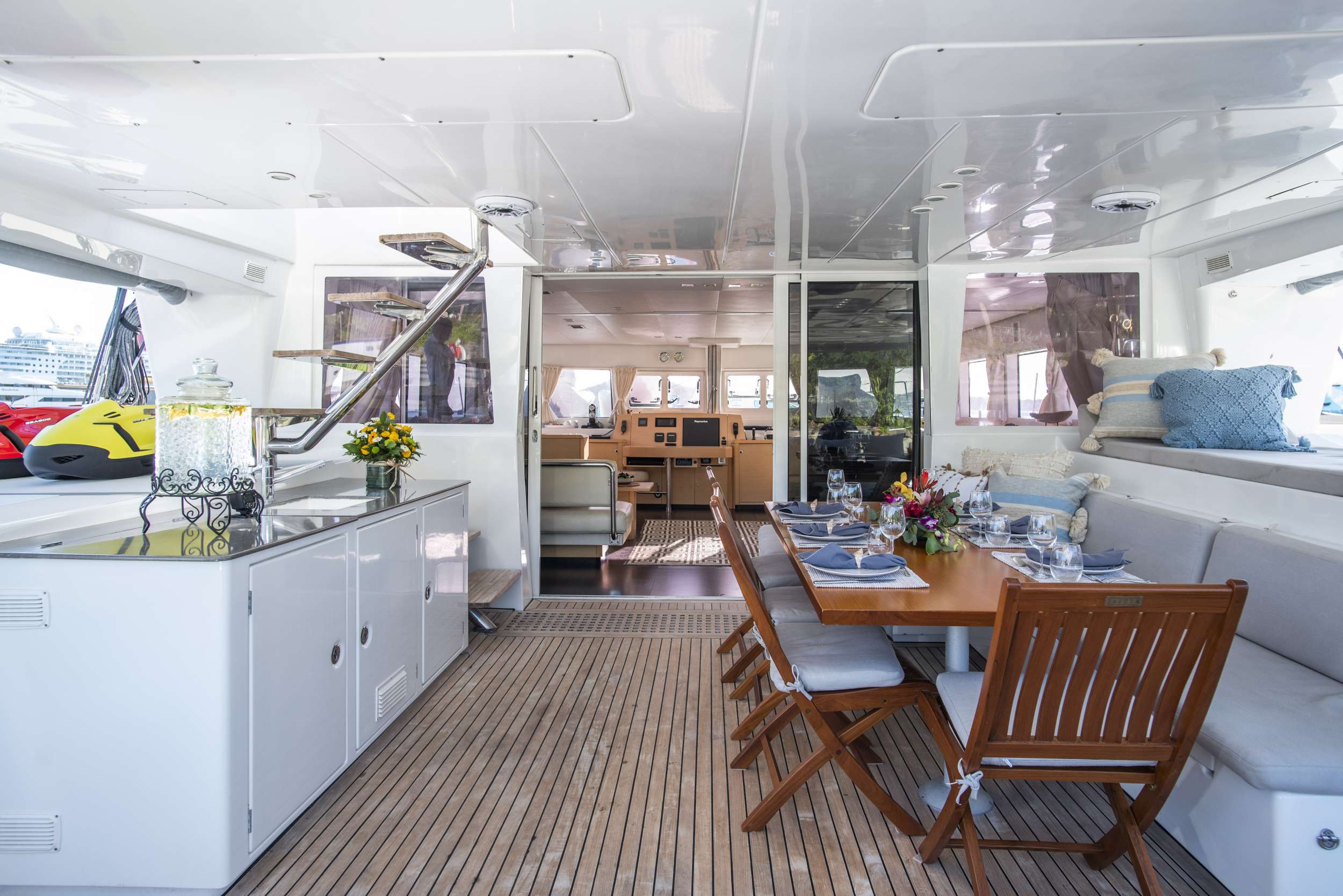 Sip Sip Yacht Charter - Outdoor dining and bar area