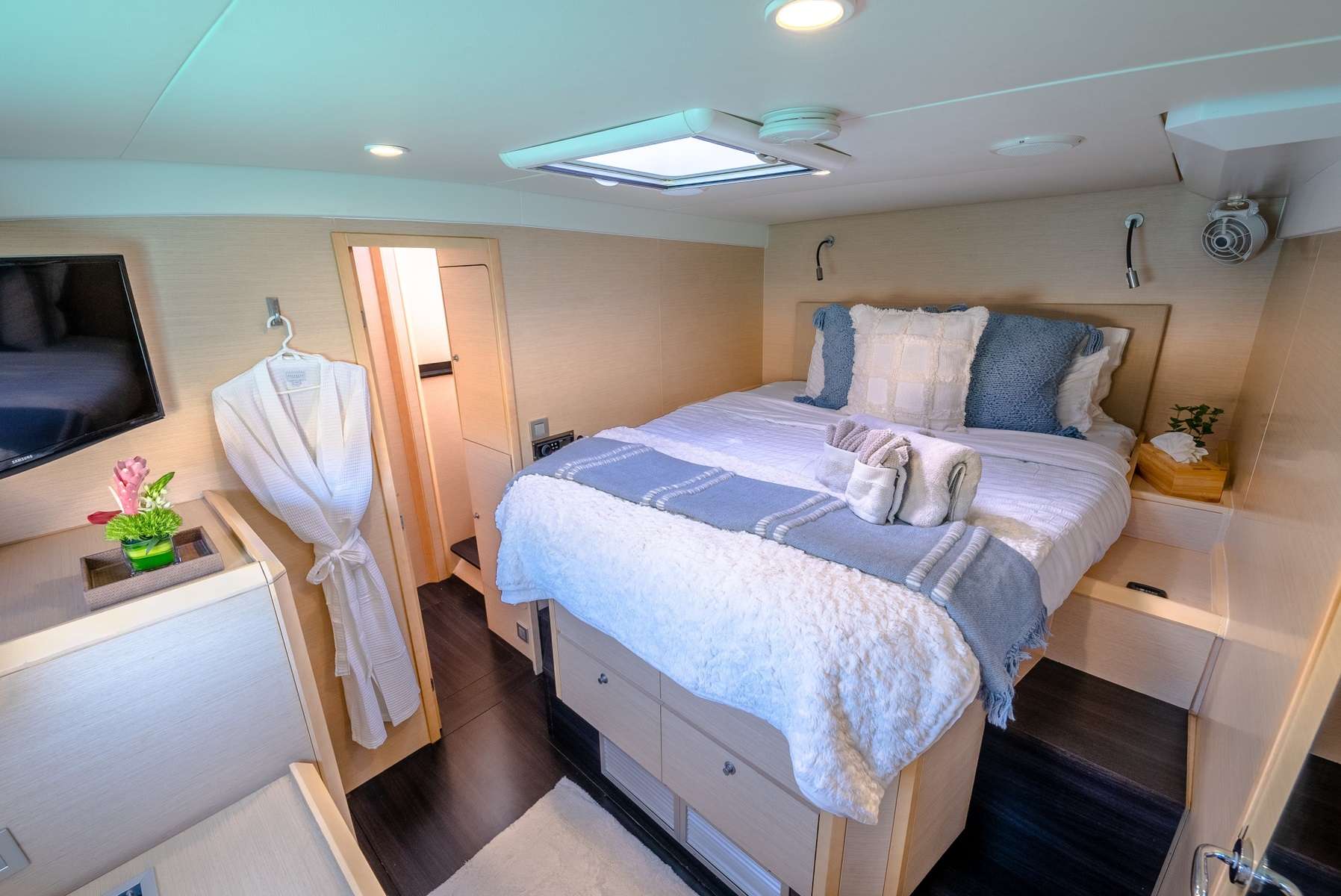 Sip Sip Yacht Charter - Queen cabin starboard side