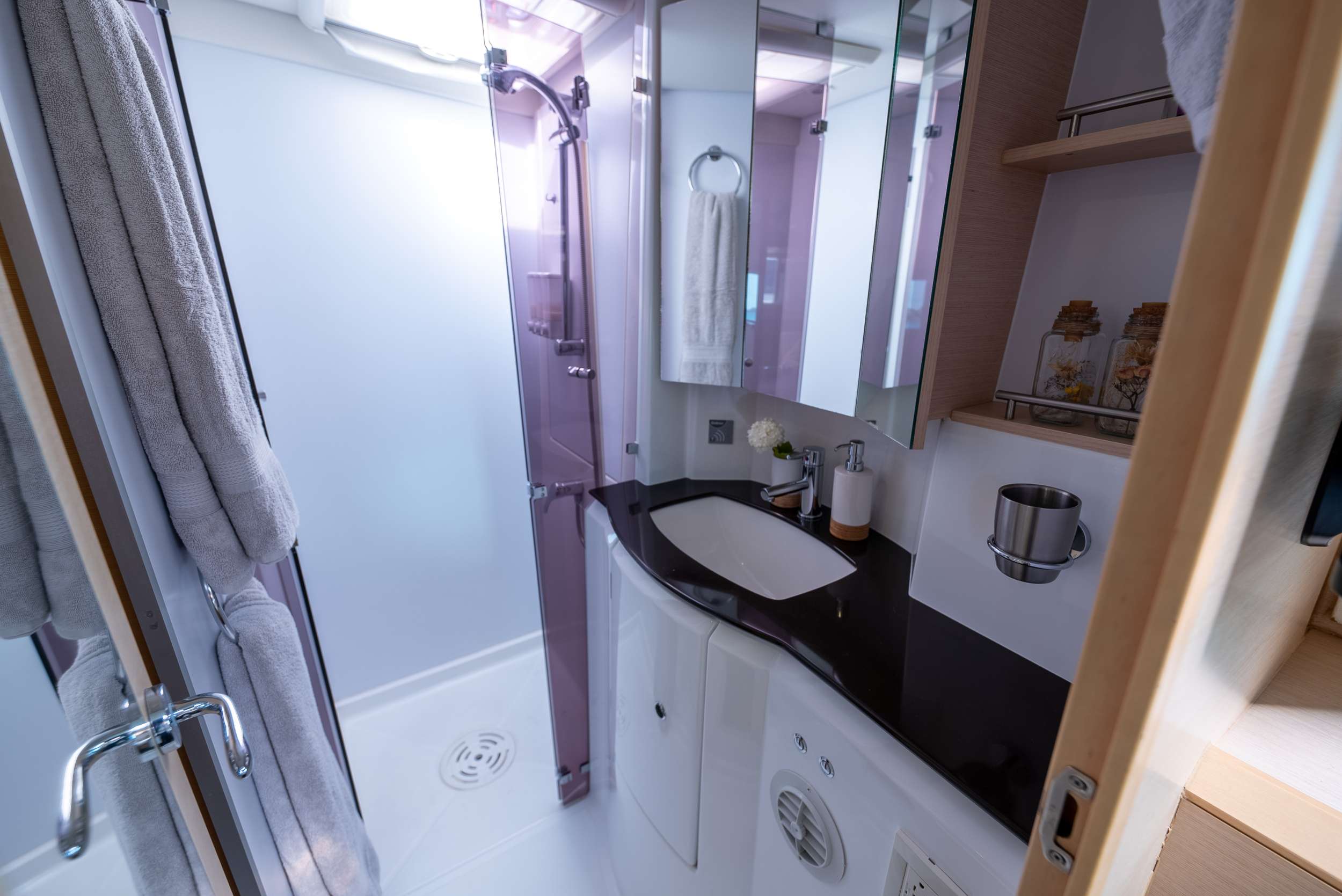 Sip Sip Yacht Charter - Ensuite bath with separate shower and head