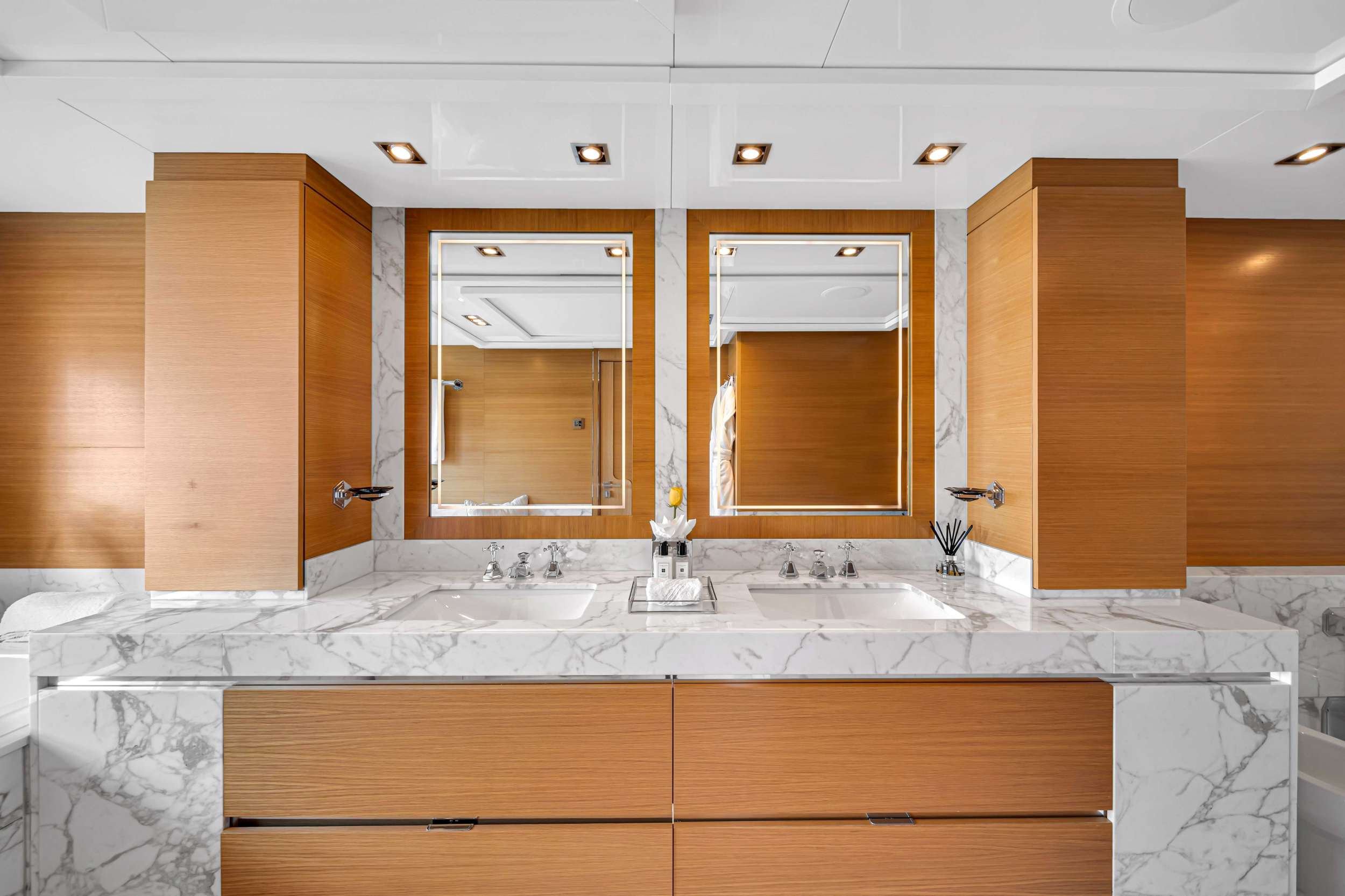 DB9 Yacht Charter - Owner Ensuite