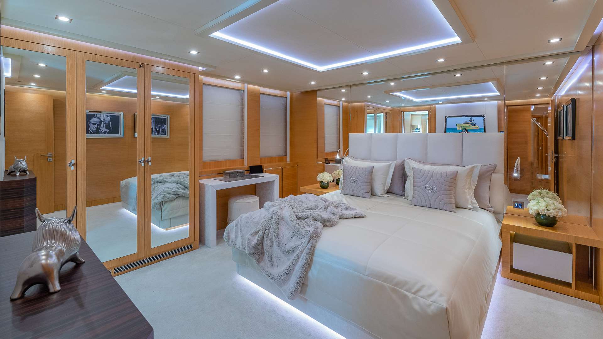 DB9 Yacht Charter - Guest Stateroom