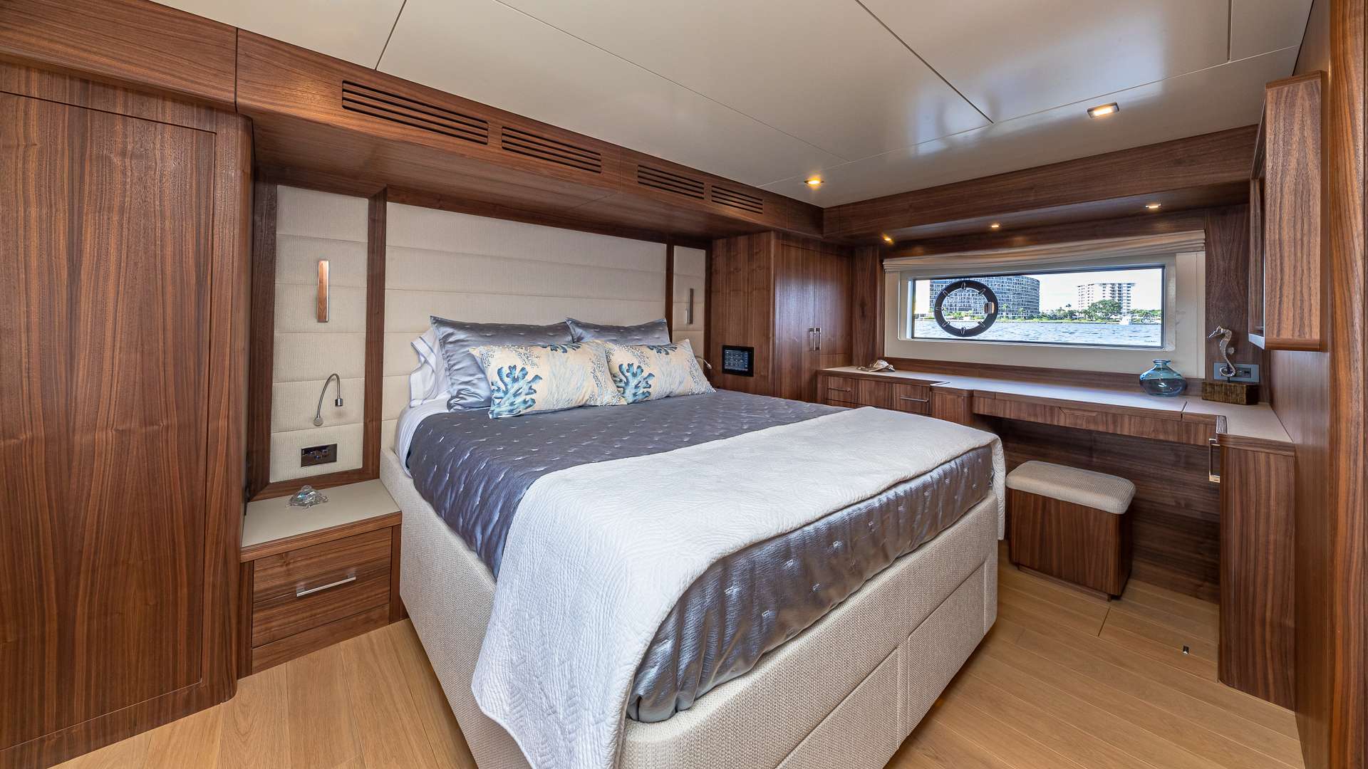 MYSTIC BLUE Yacht Charter - Master Stateroom