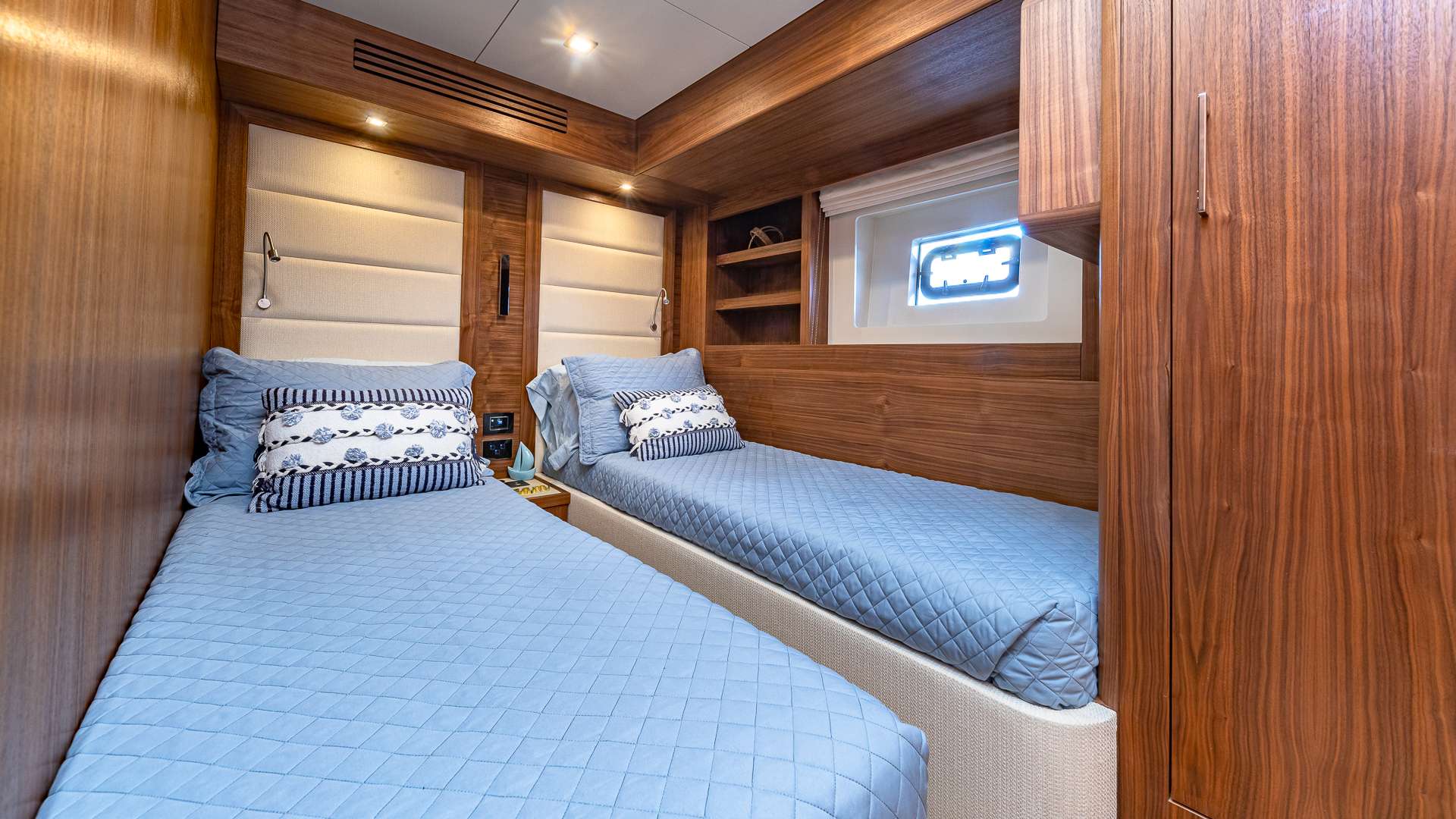 MYSTIC BLUE Yacht Charter - Twin Guest Cabin