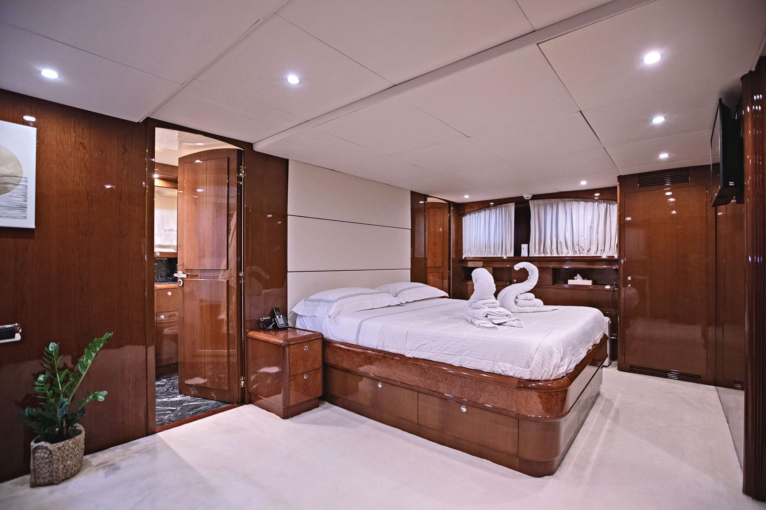 THEION Yacht Charter - Master cabin
