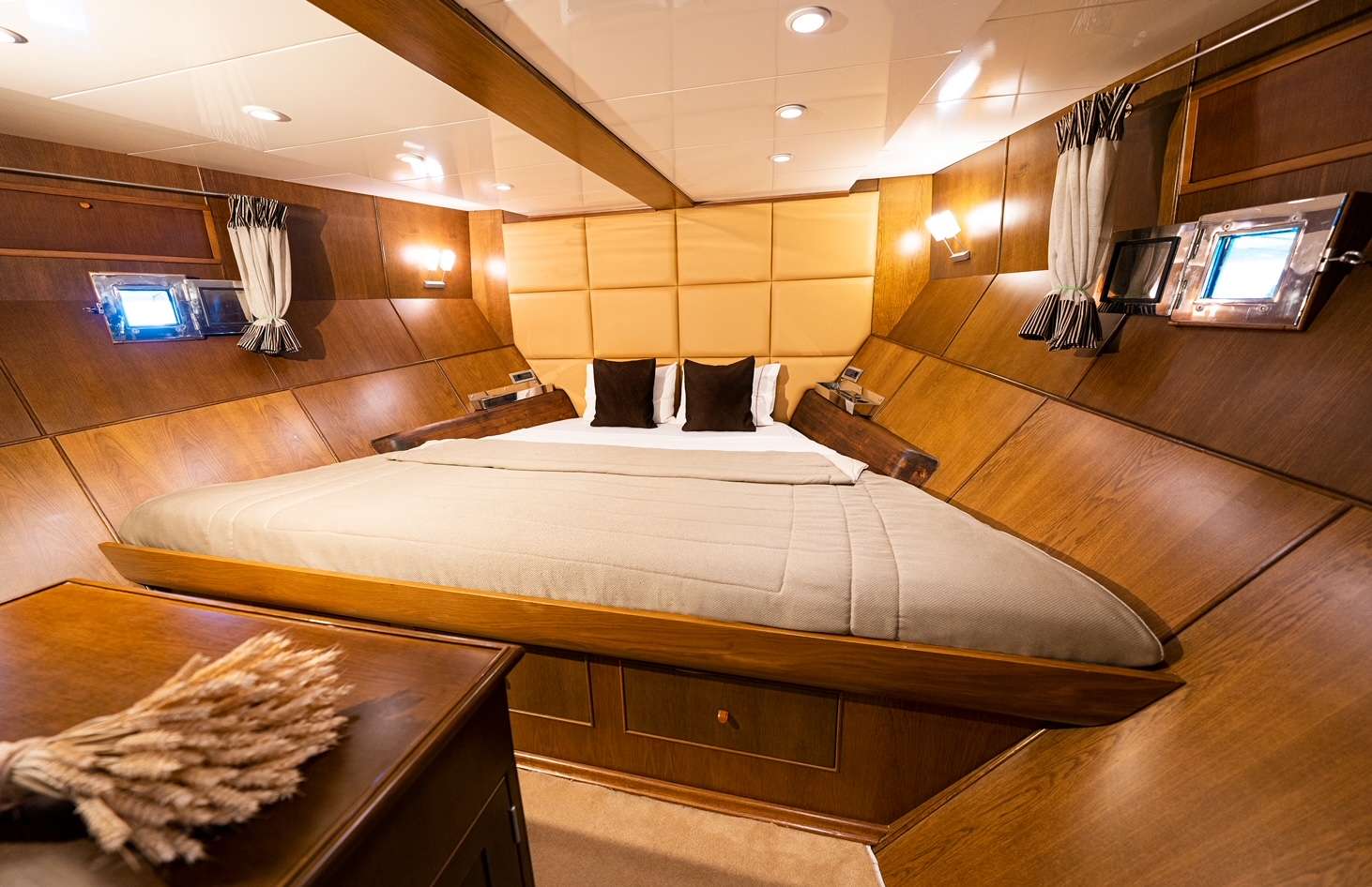 ARKTOS Yacht Charter - Arktouros Master Cabin