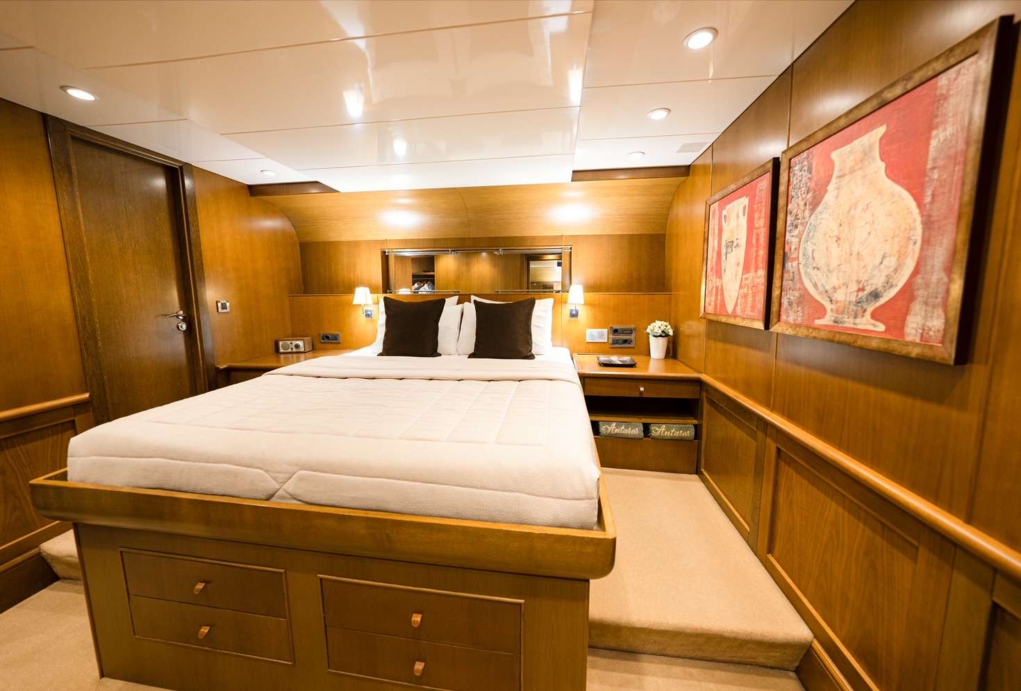 ARKTOS Yacht Charter - Antares Double cabin