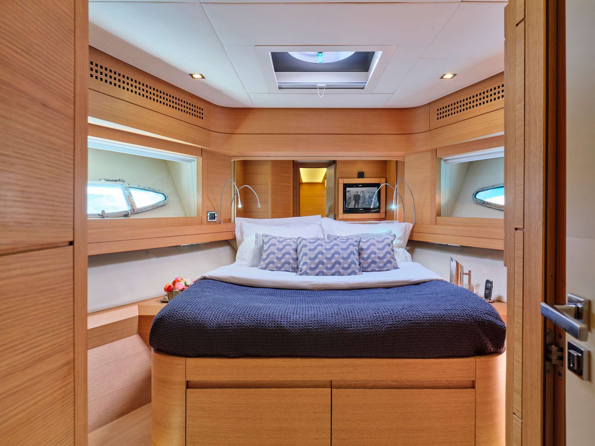FOR EVER Yacht Charter - VIP cabin