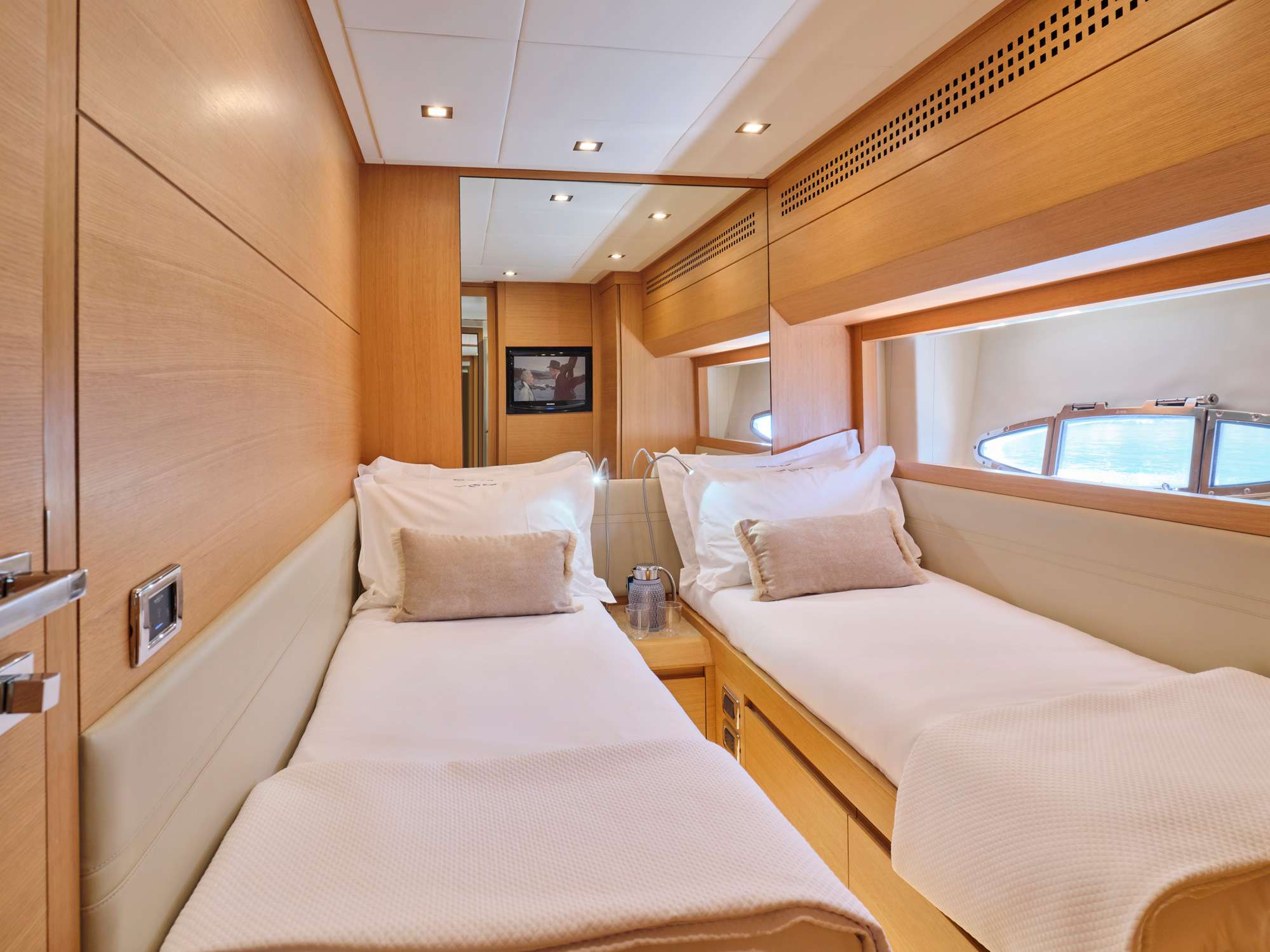 FOR EVER Yacht Charter - Twin cabin