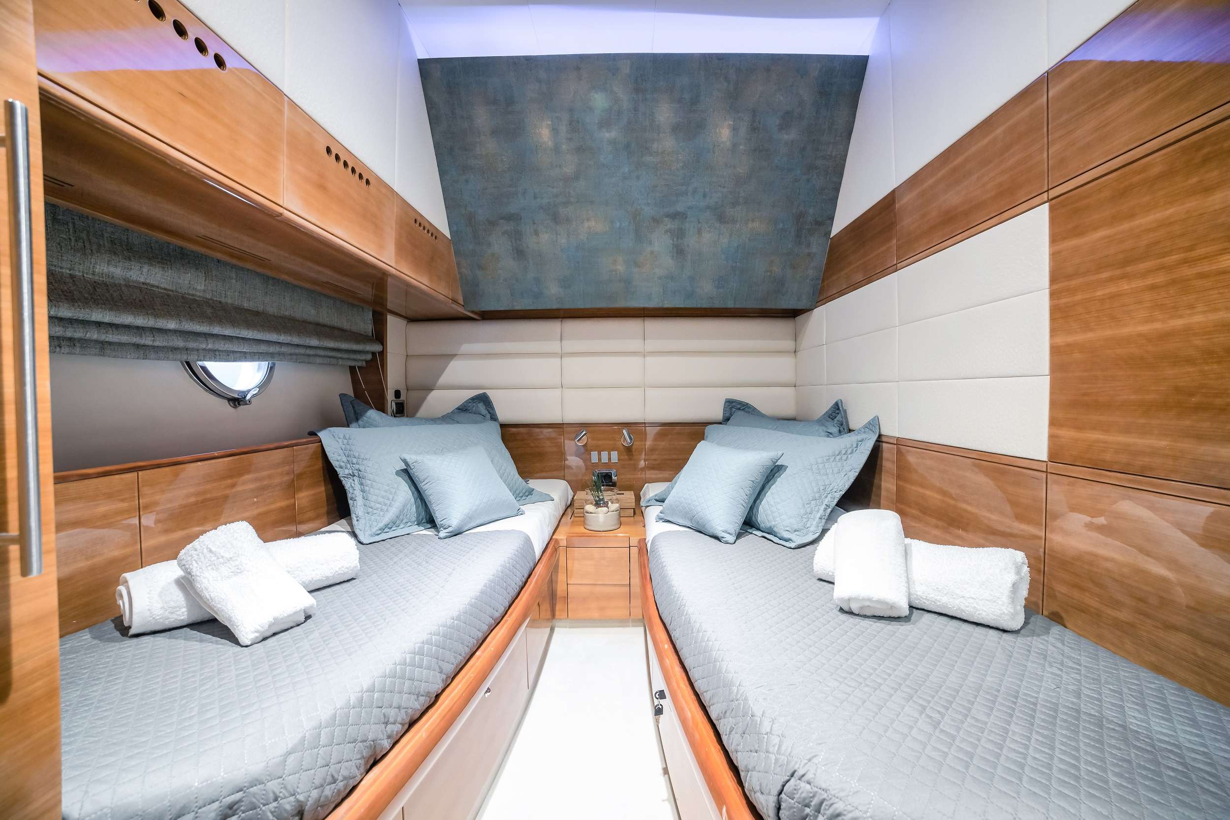 SUMMER THERAPY Yacht Charter - Twin cabin corridor