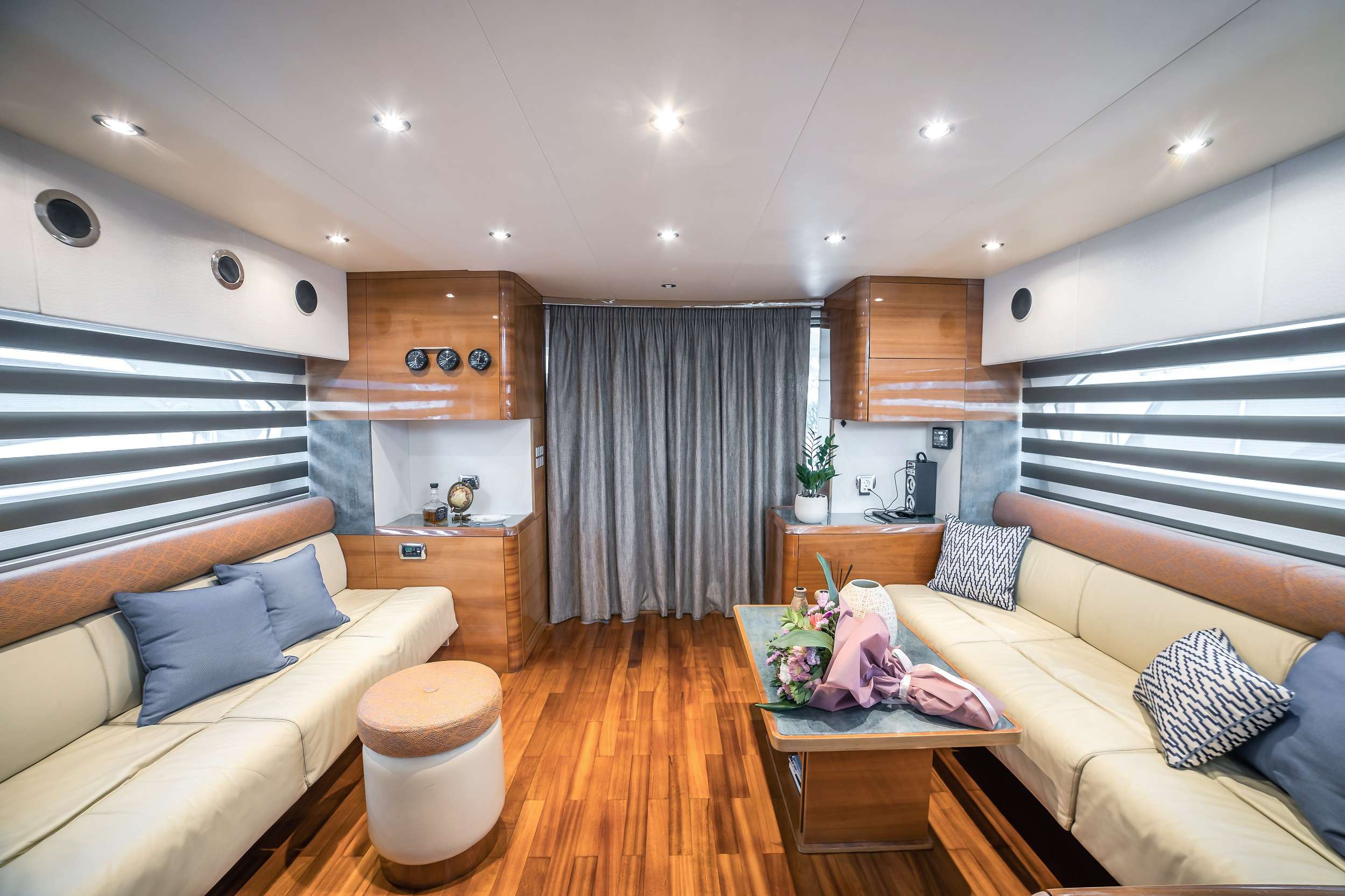 SUMMER THERAPY Yacht Charter - Salon