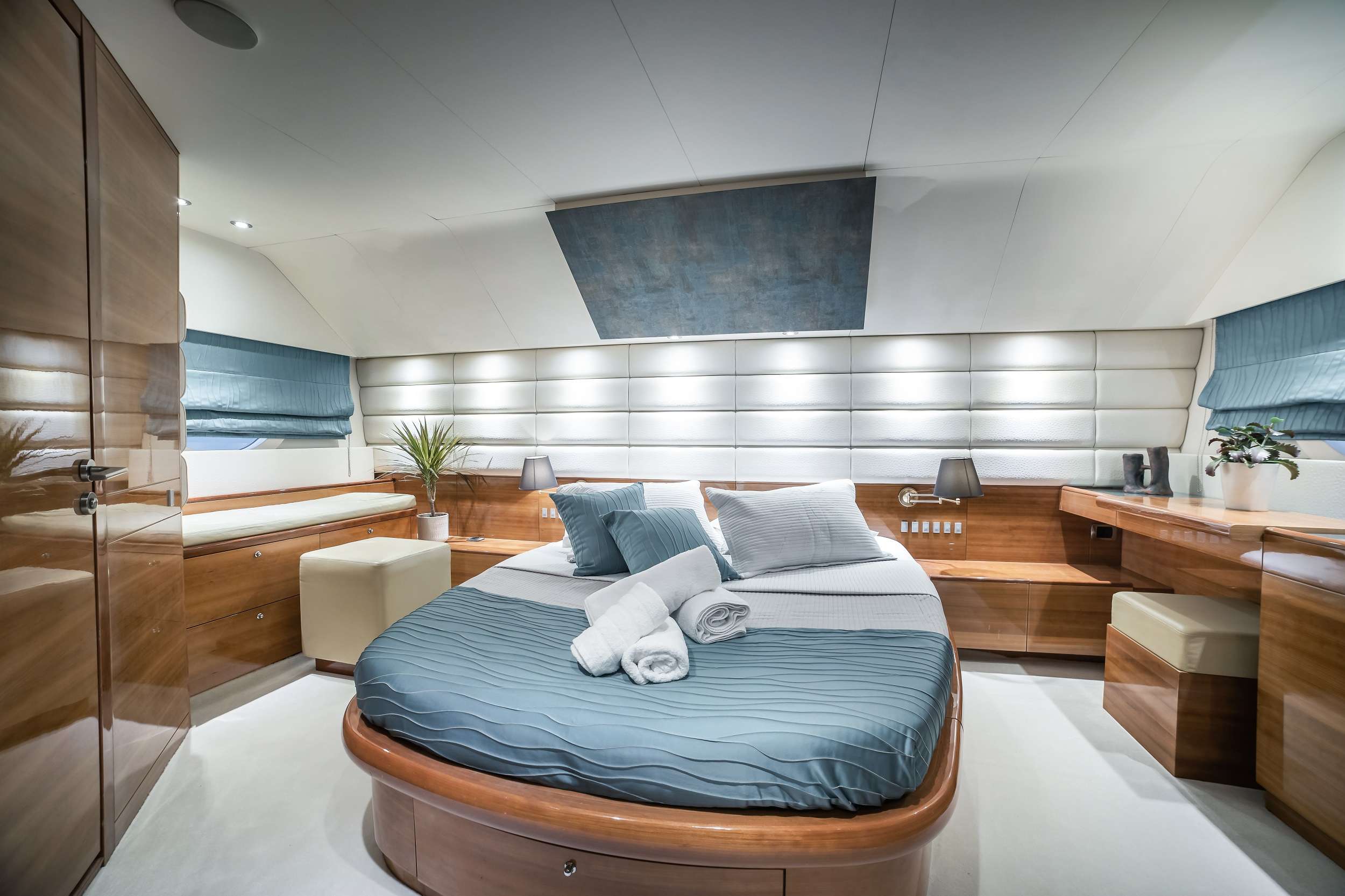 SUMMER THERAPY Yacht Charter - Master cabin