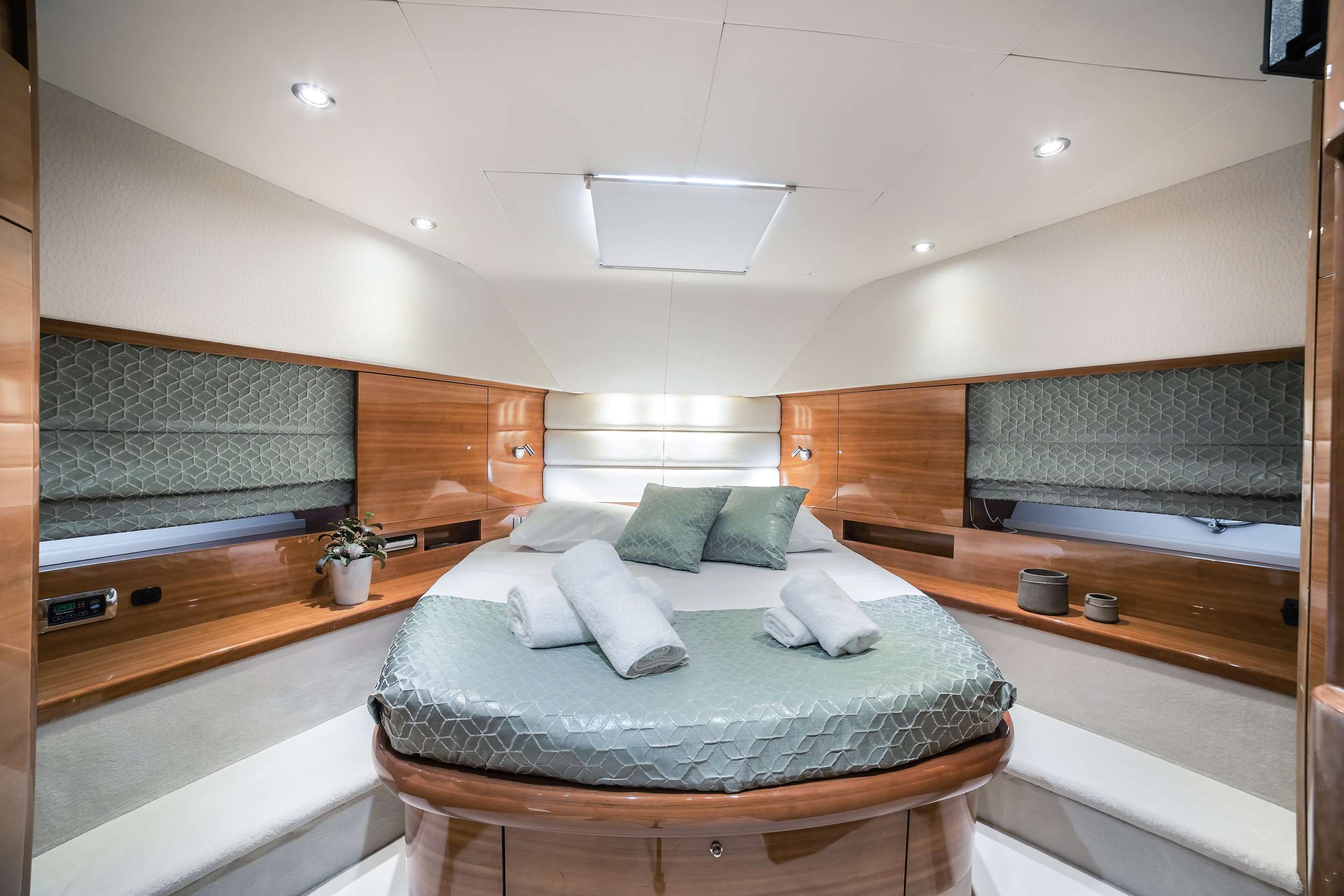 SUMMER THERAPY Yacht Charter - VIP cabin
