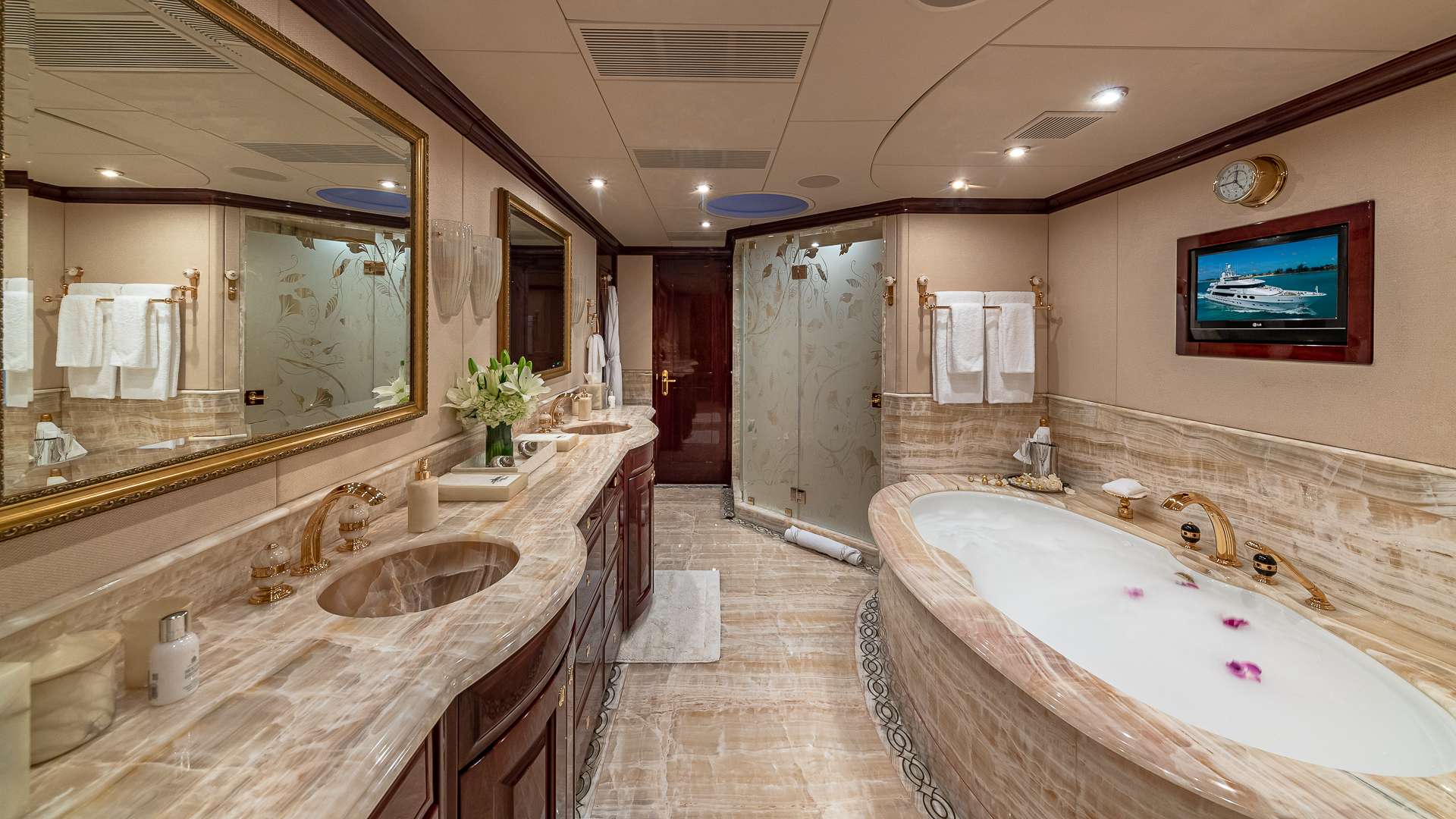 LADY ELAINE Yacht Charter - Master Bathroom