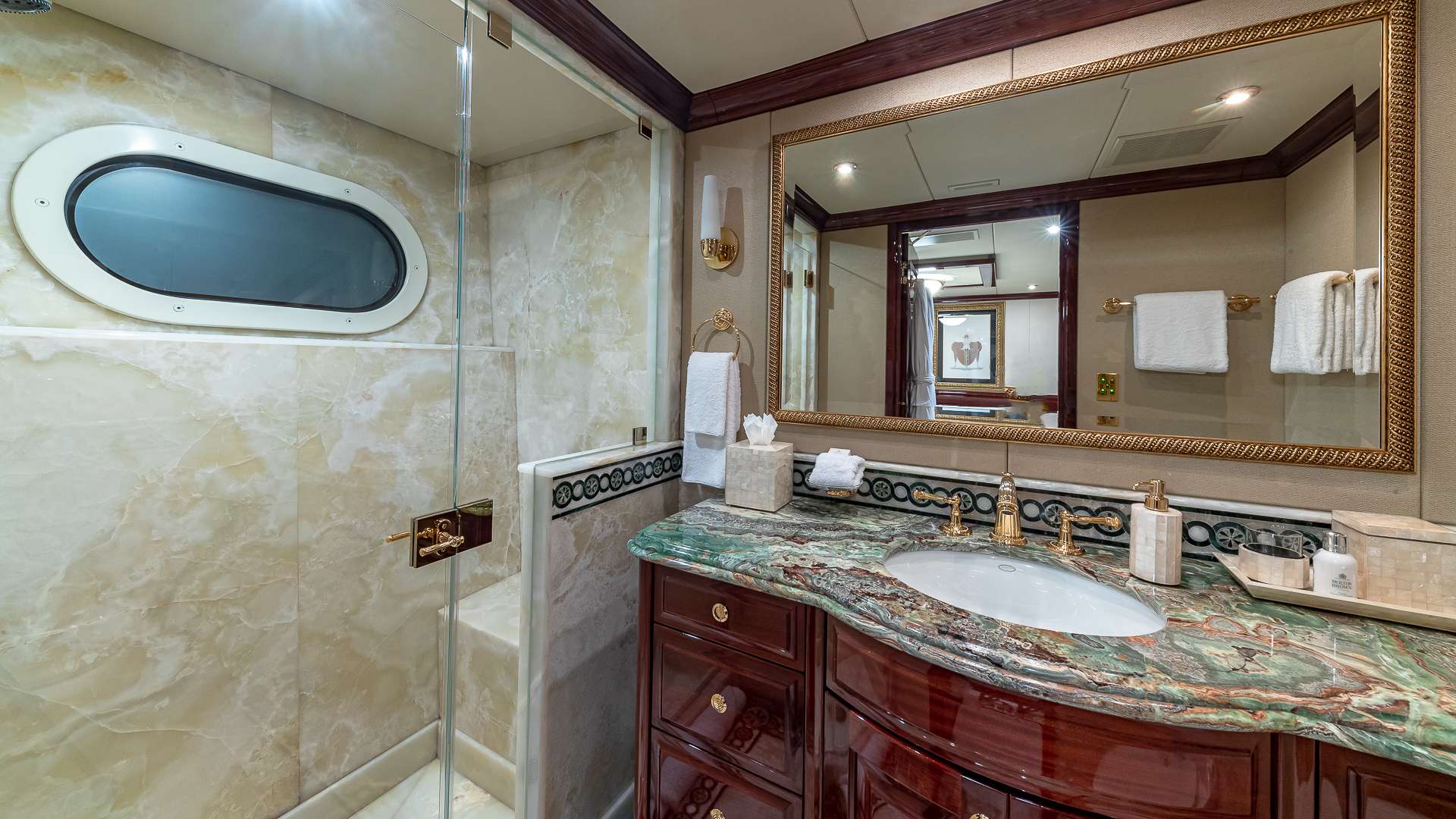 LADY ELAINE Yacht Charter - Ensuite Bathroom