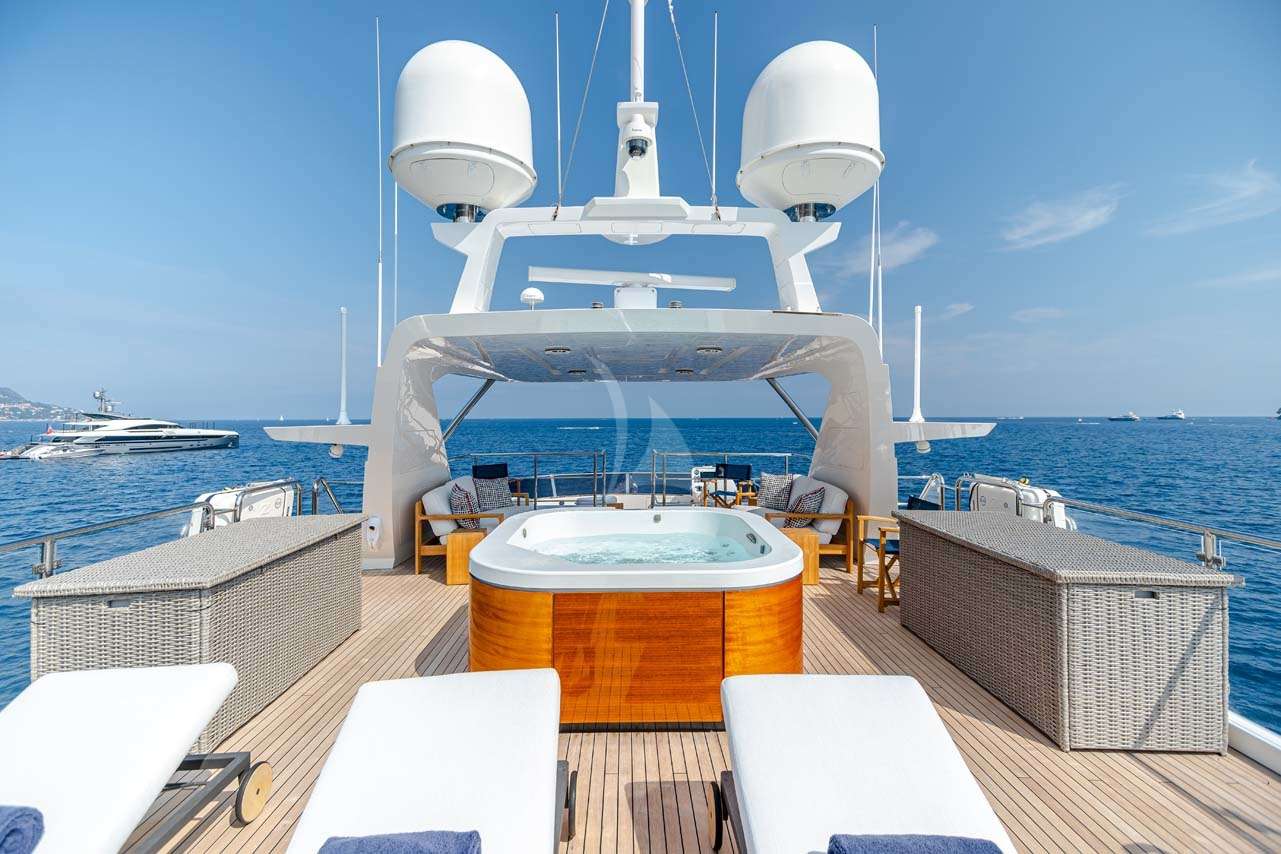 JUS CHILL'N 3 Yacht Charter - Sun Deck