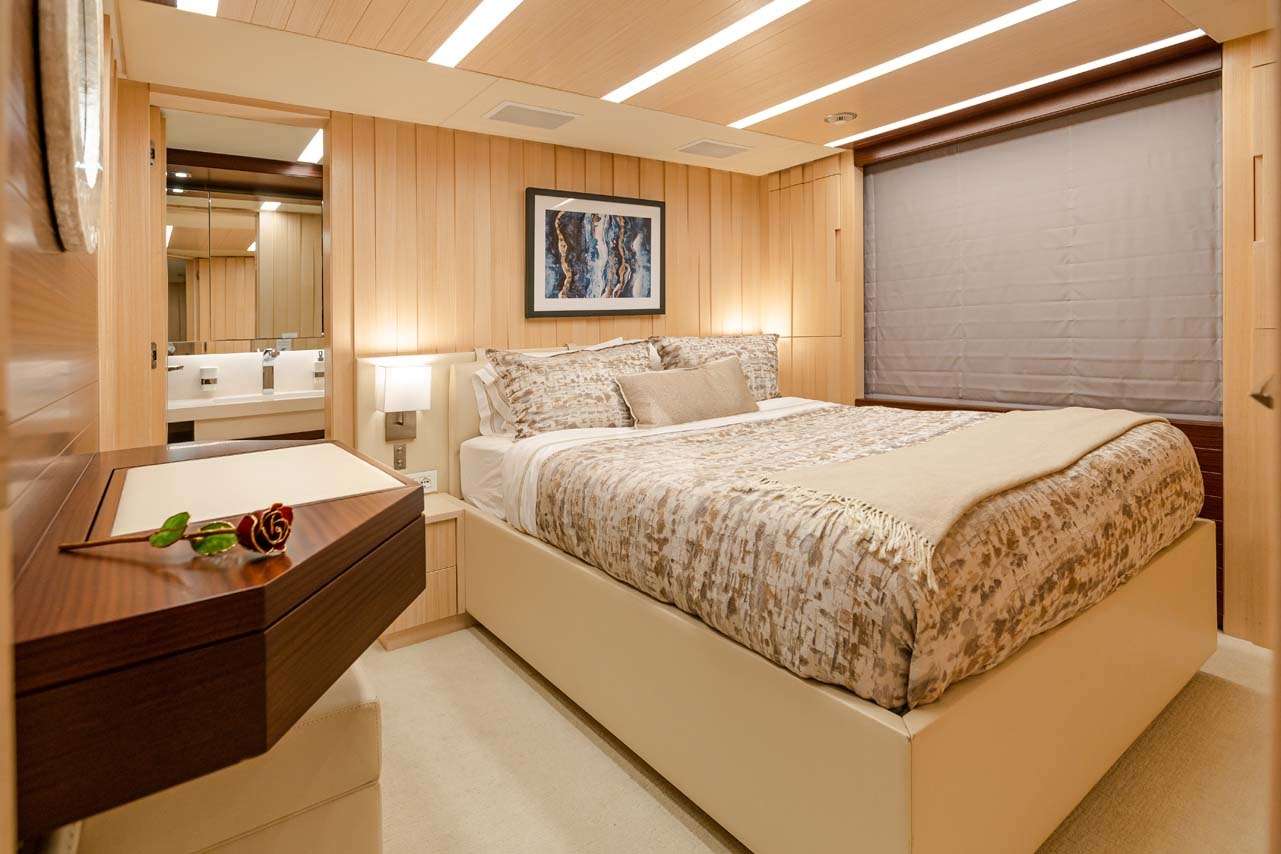JUS CHILL'N 3 Yacht Charter - Queen Stateroom 1