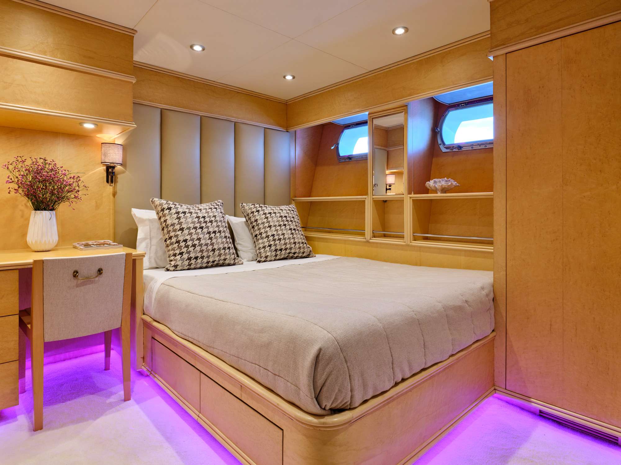 MOBIUS Yacht Charter - Double cabin