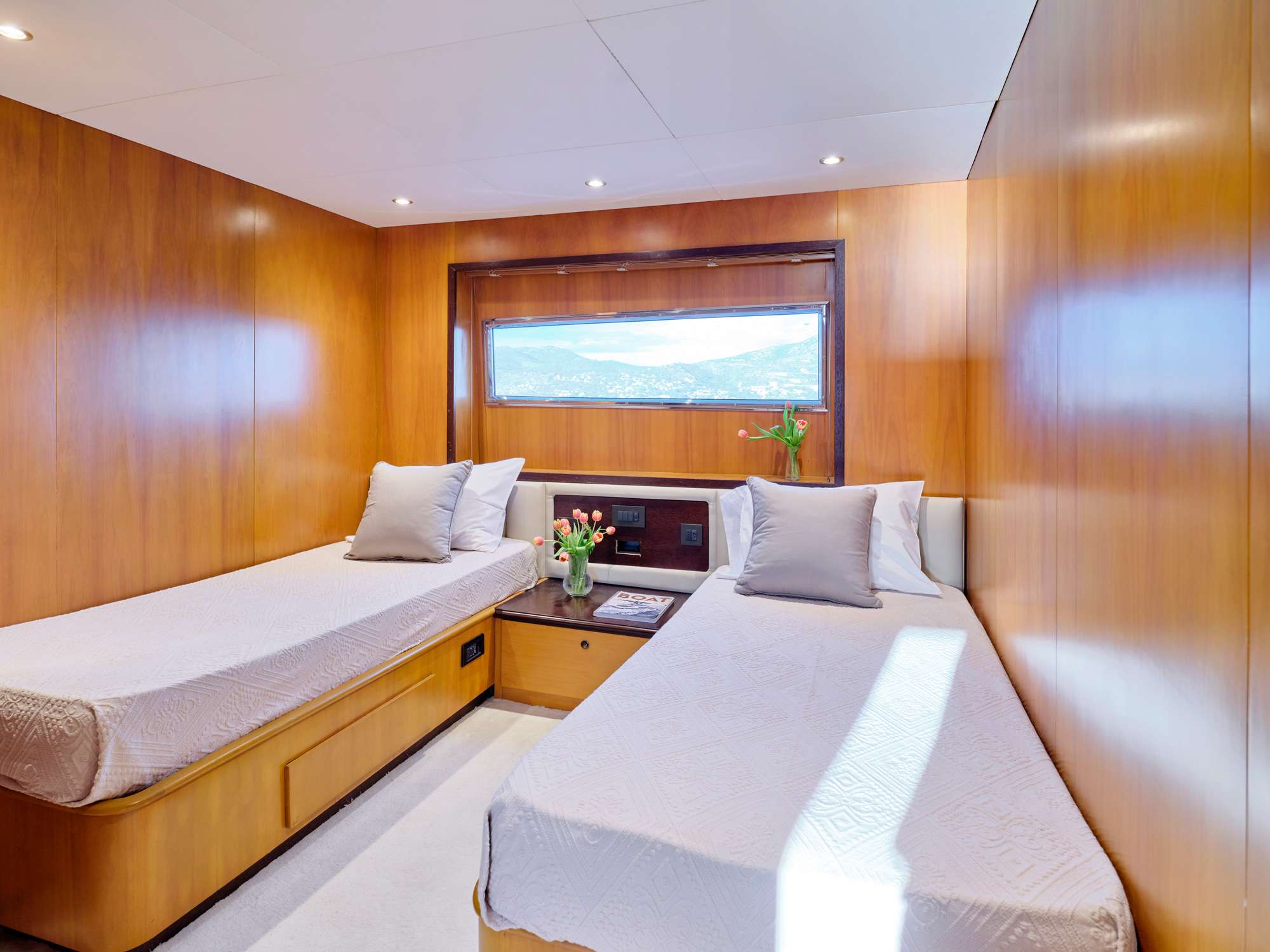 MOBIUS Yacht Charter - Twin cabin I