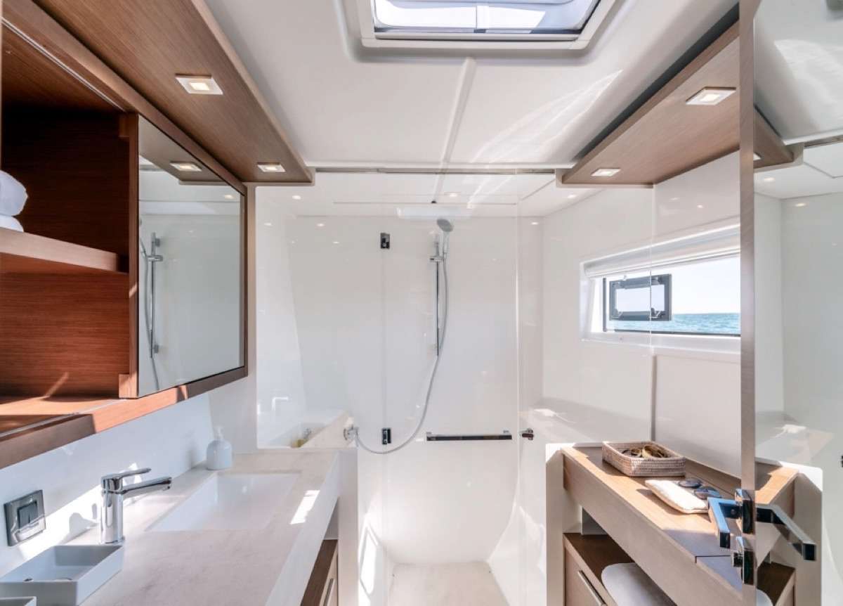 Aren't We Lucky Yacht Charter - Guest bathroom
