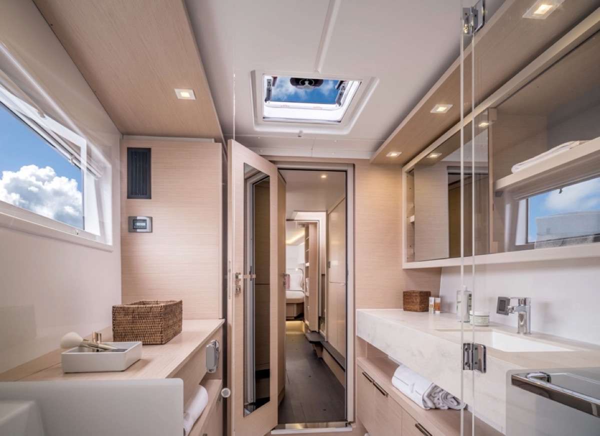 Aren't We Lucky Yacht Charter - Master suite bathroom