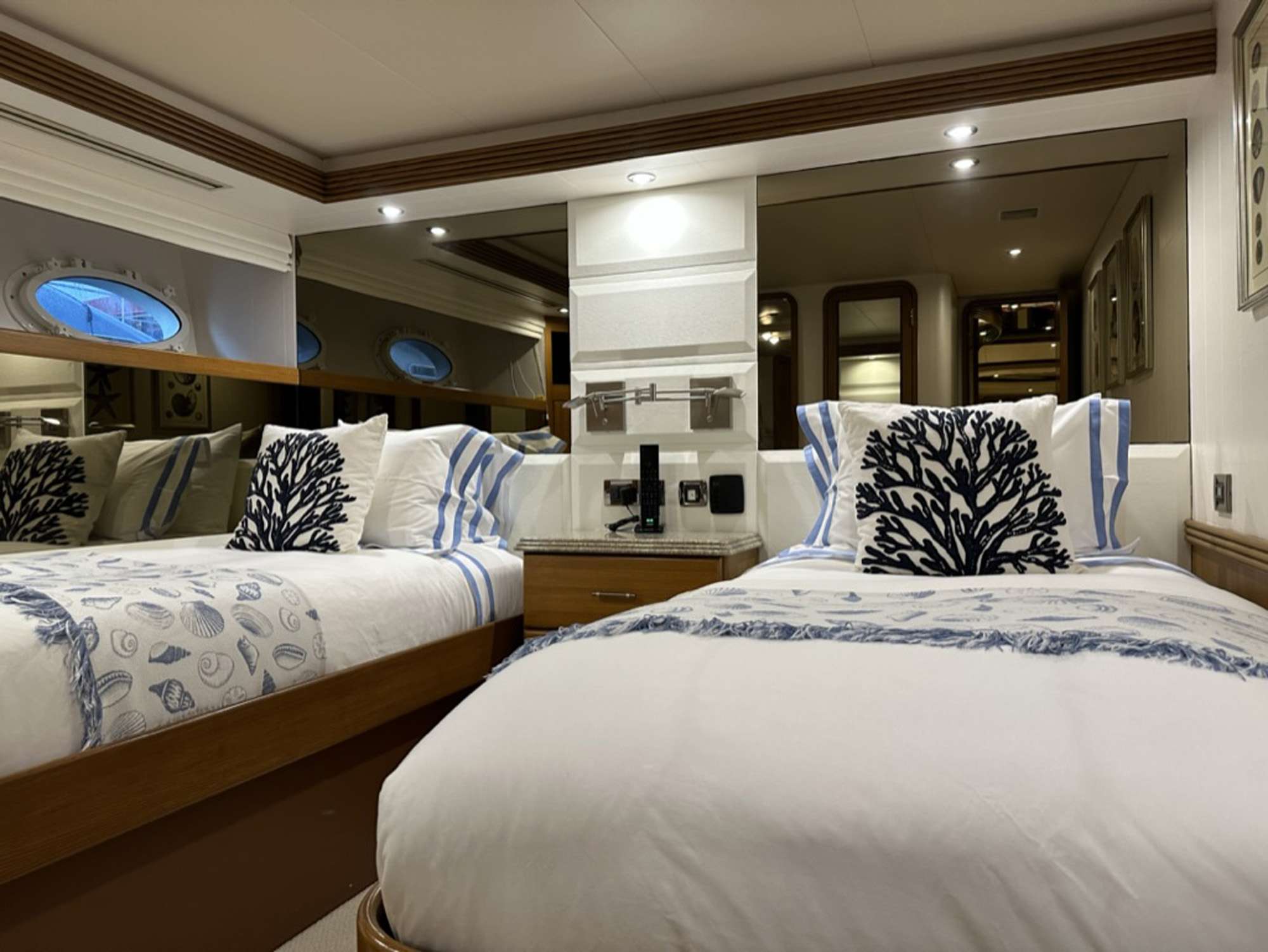 ISLAND GIRL Yacht Charter - Guest Stateroom - Starboard
