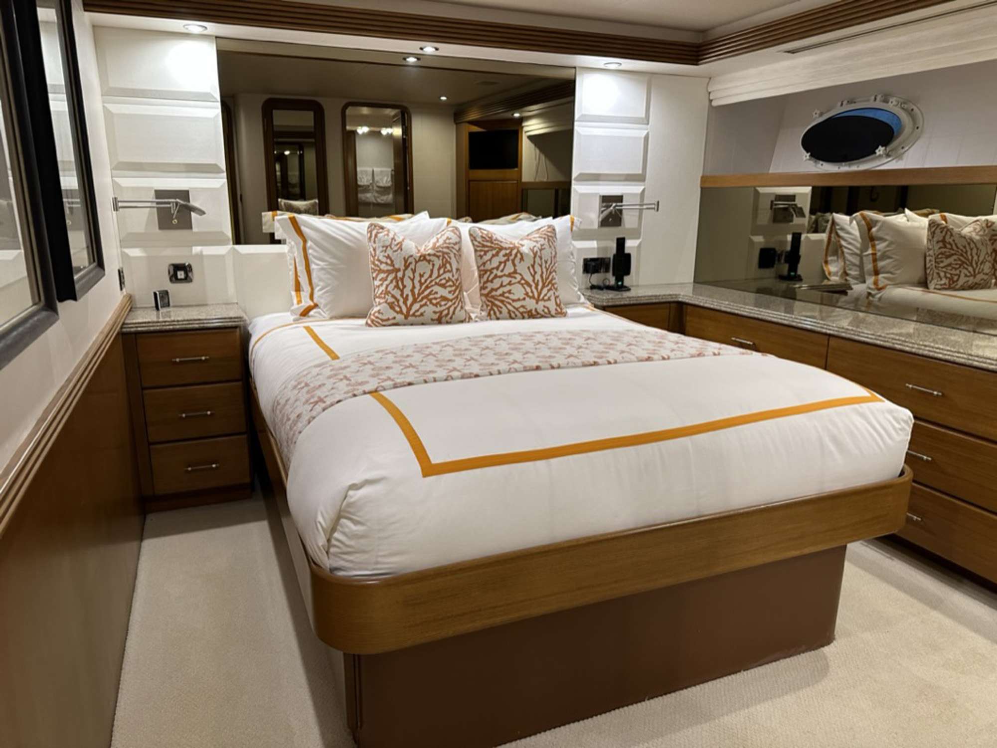 ISLAND GIRL Yacht Charter - Guest Stateroom - Port