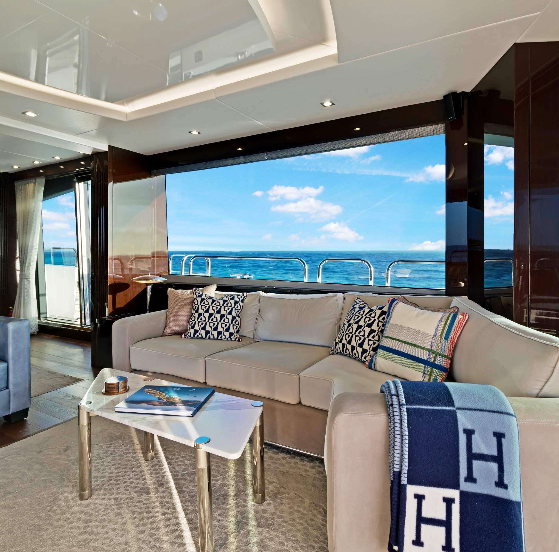 M/Y SYNERGY Yacht Charter - Main Salon