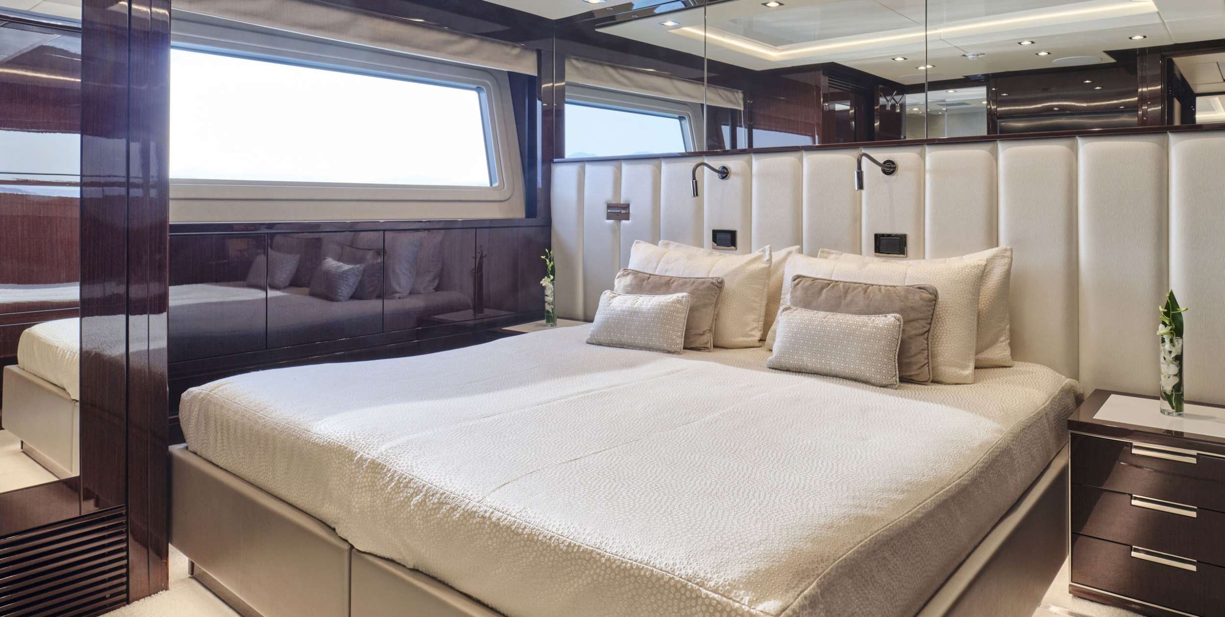 AQUA LIBRA Yacht Charter - VIP Suite II