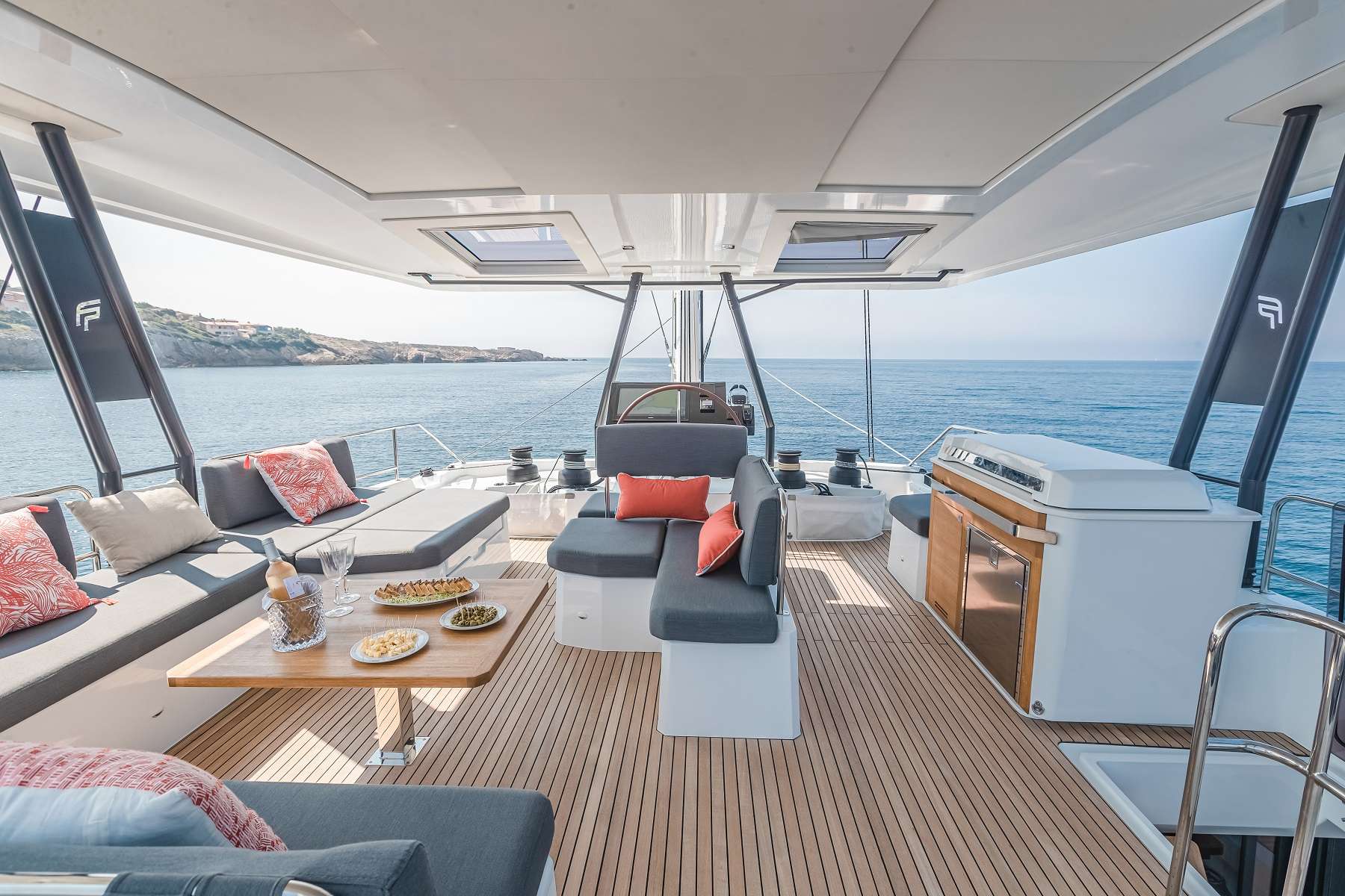 PORT TO VINO Samana 59 Yacht Charter - Remarkable living space on the sky lounge  - Stock Photo