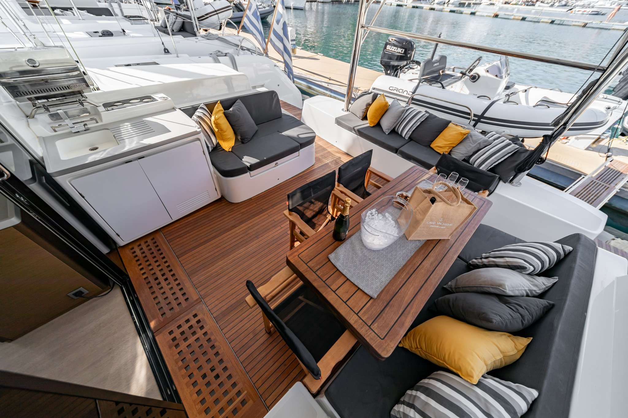 OZELO Yacht Charter - Salon Area