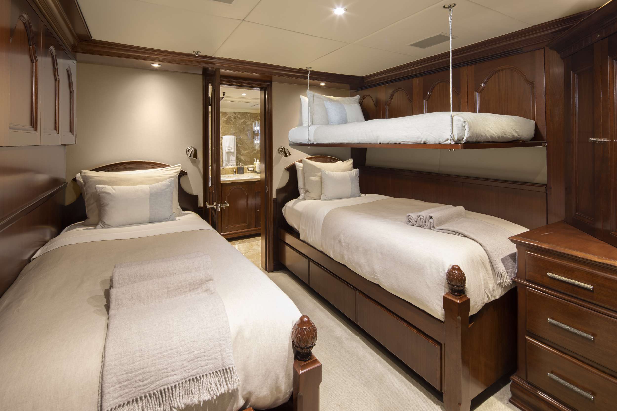 SECOND LOVE Yacht Charter - Twin with pullmans
