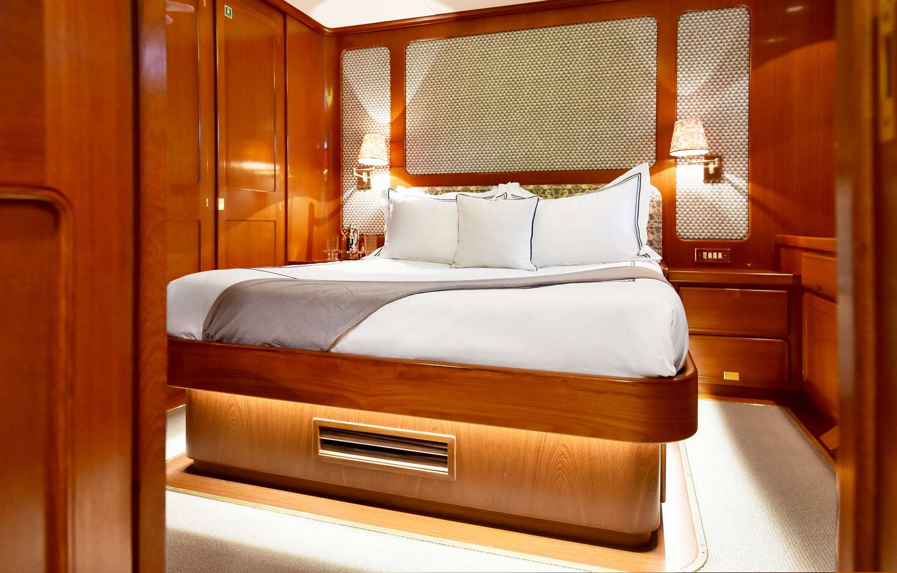 TAMARITA Yacht Charter - VIP Cabin