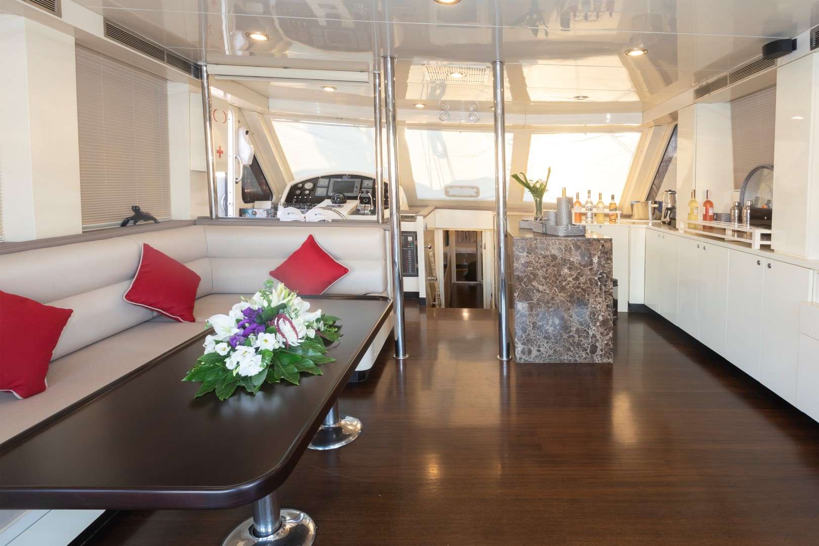 SIYU Yacht Charter - Main salon