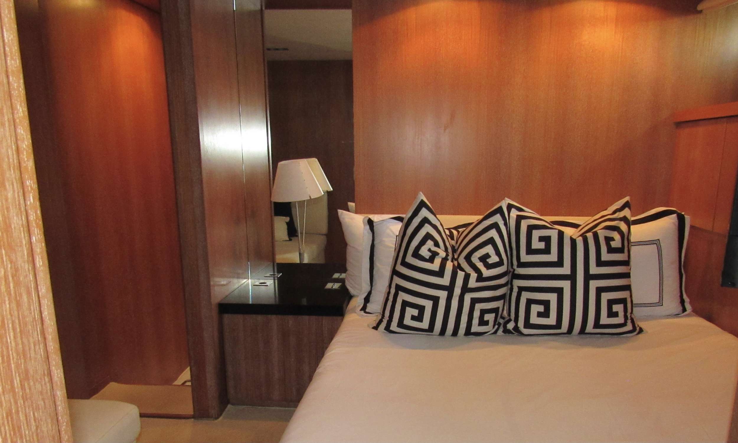 SMILE Yacht Charter - VIP Stateroom