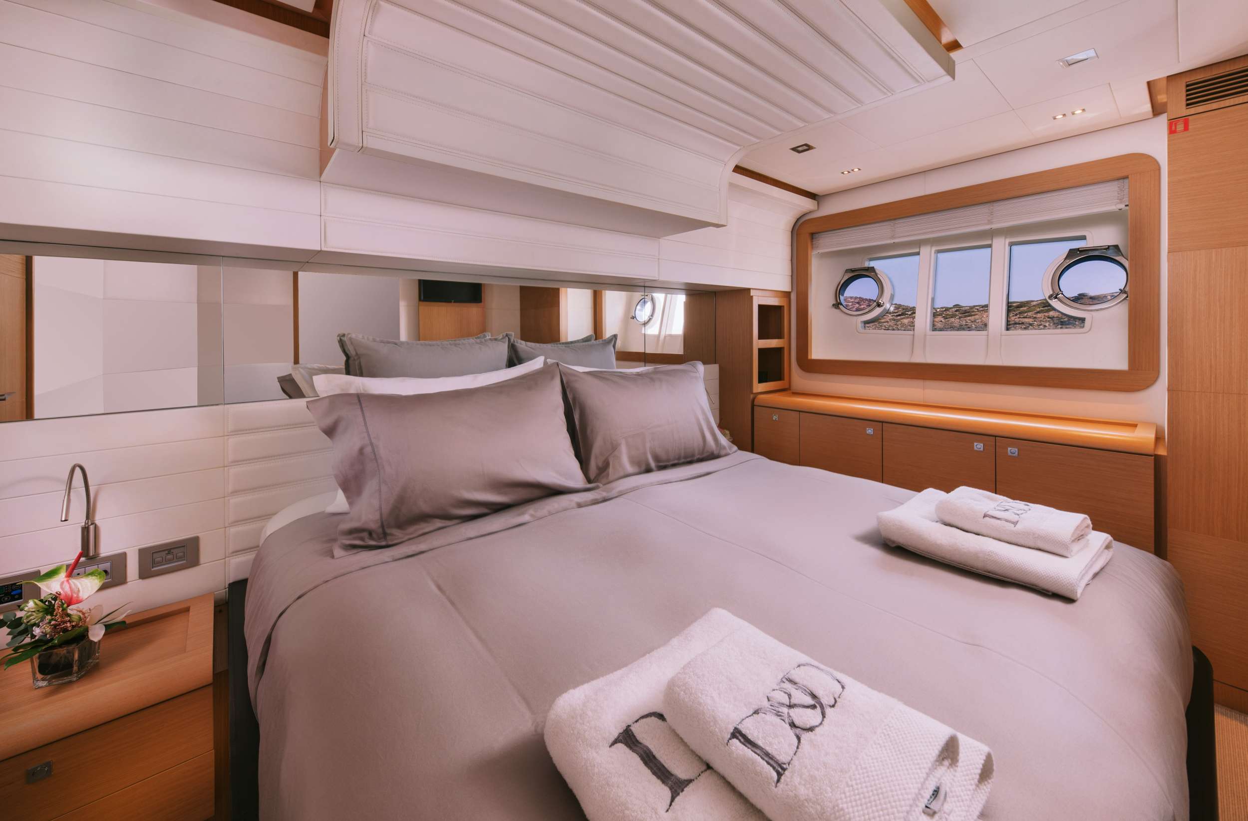 D&D Yacht Charter - VIP Suite