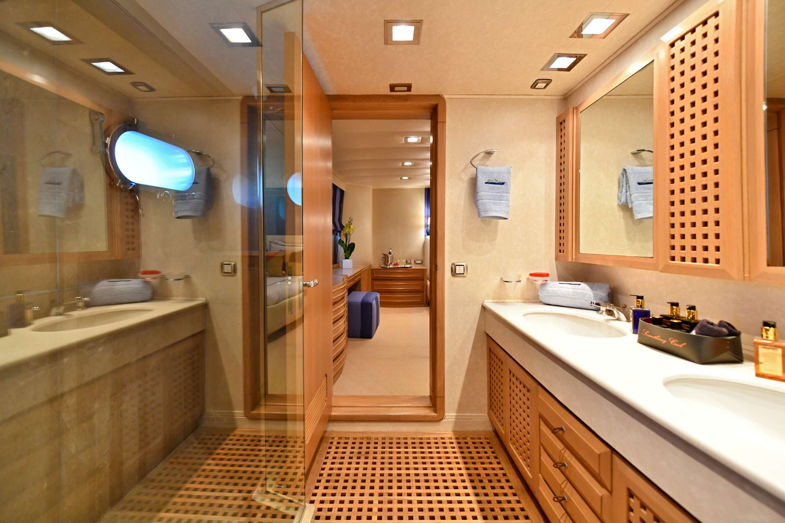 SOMETHING COOL Yacht Charter - Master Suite - Bath