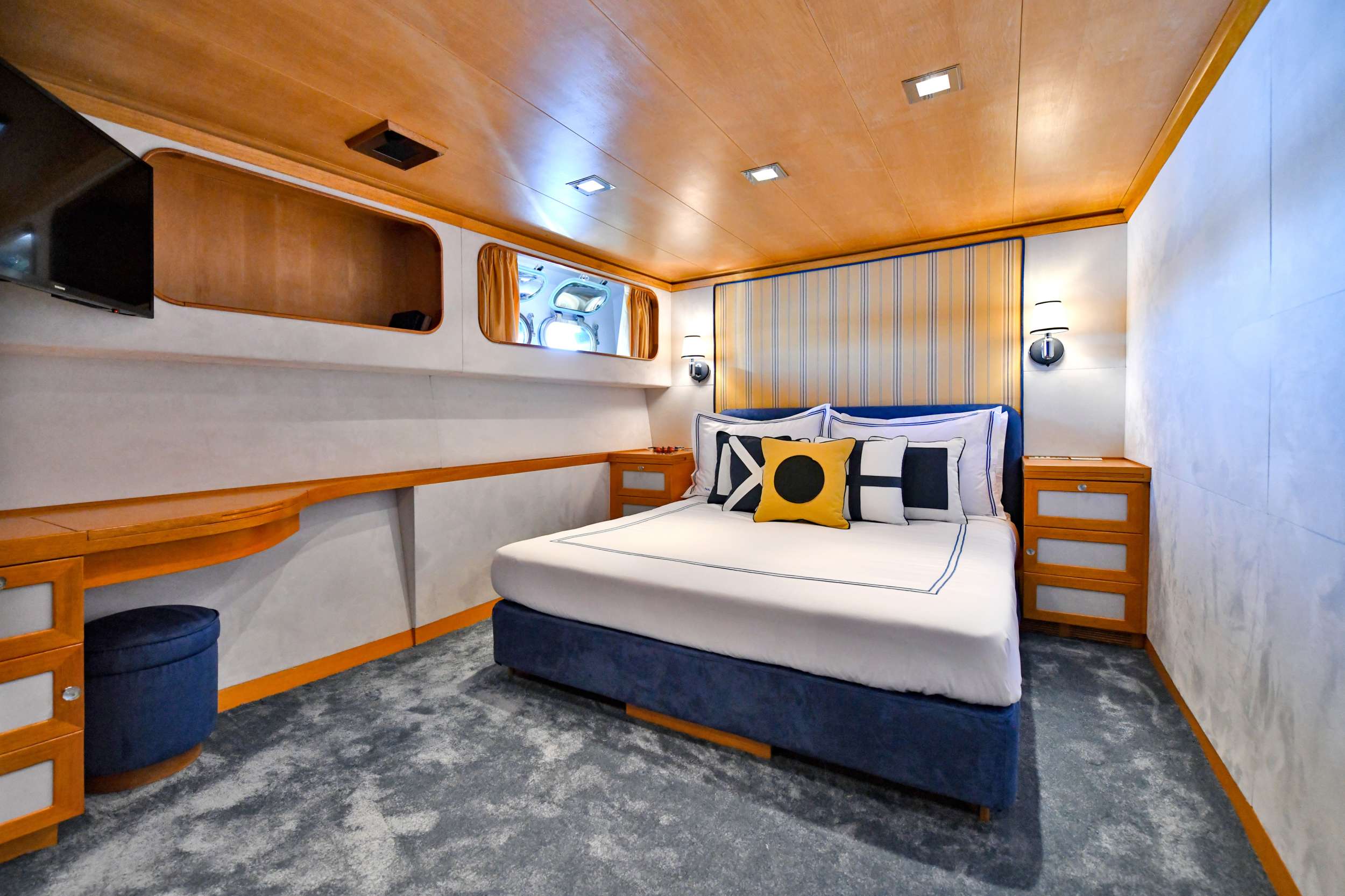 SOMETHING COOL Yacht Charter - Double Suite
