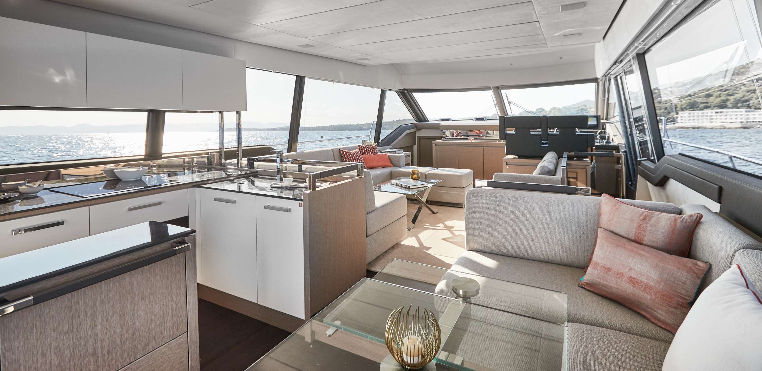 Prestige 690 Main Deck