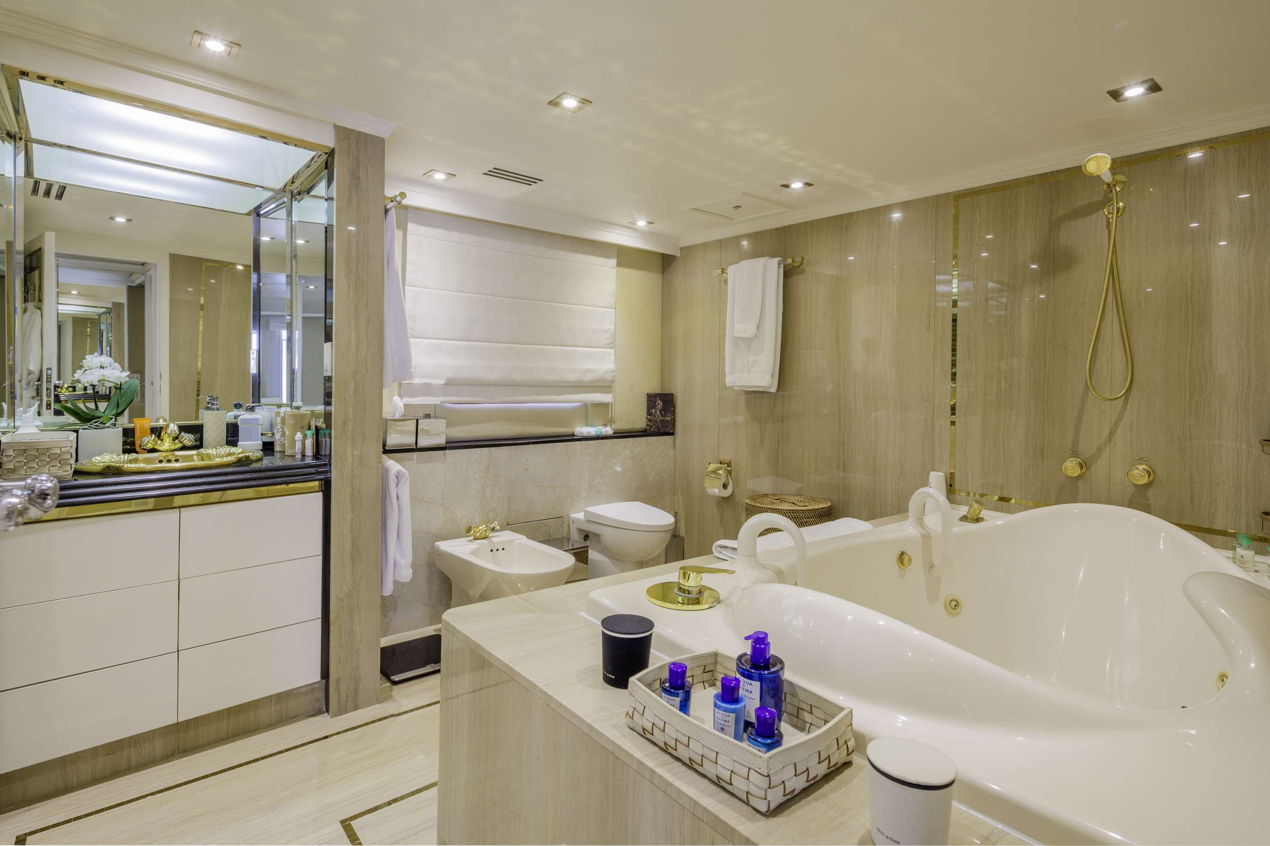 ITOTO Yacht Charter - Master Bathroorm