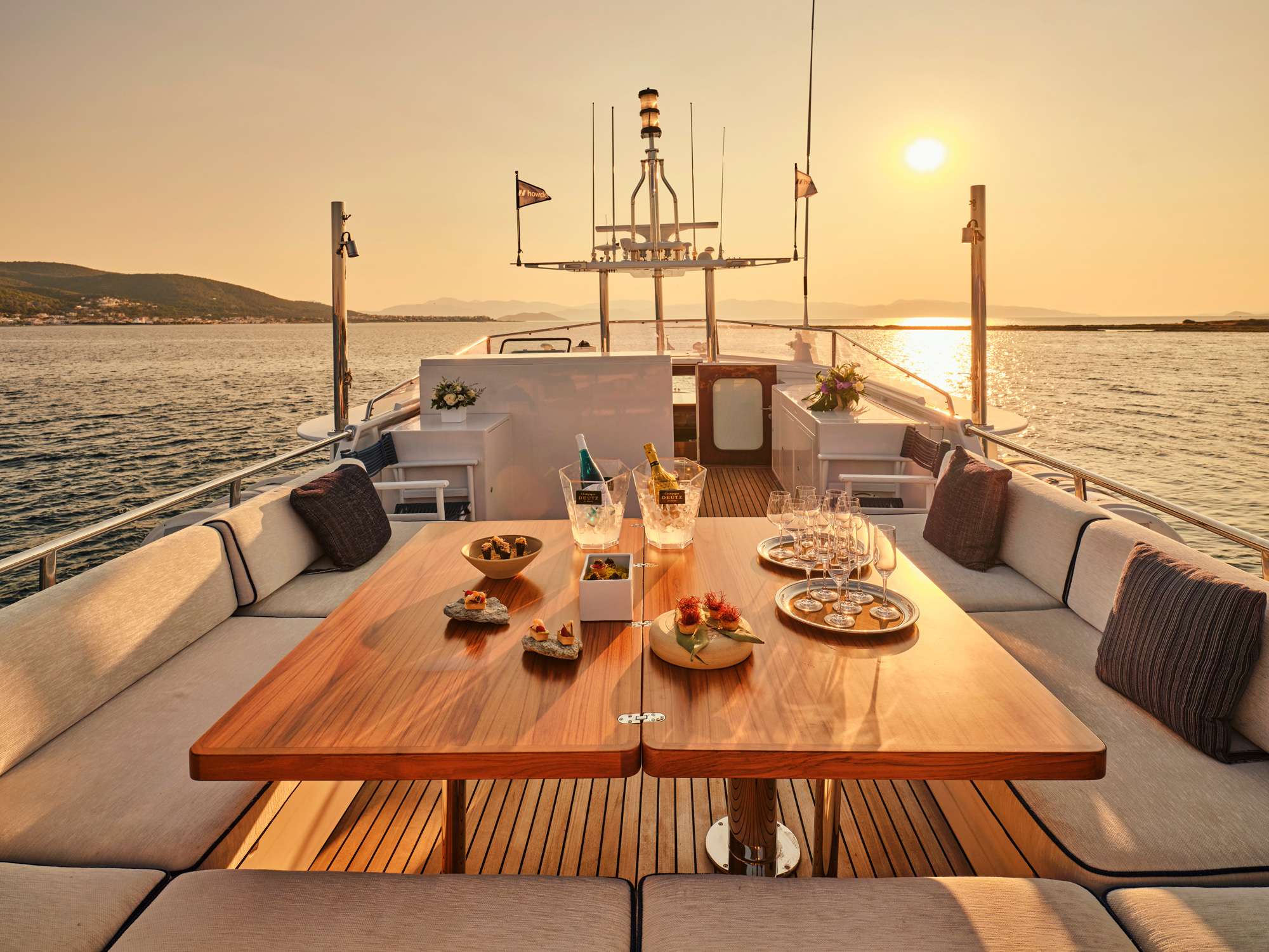 ALAYA Yacht Charter - Al fresco dining area