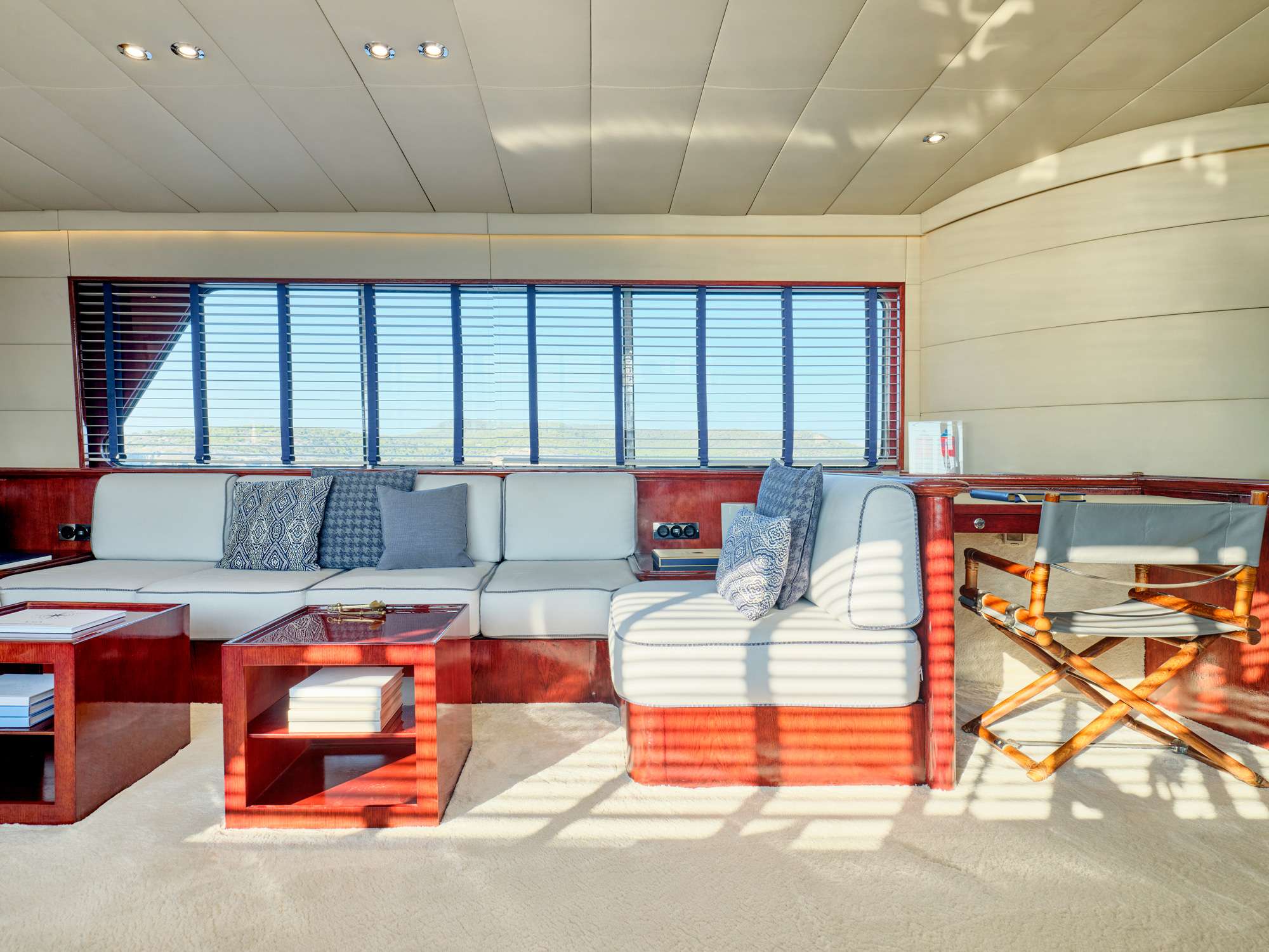 ALAYA Yacht Charter - Main salon